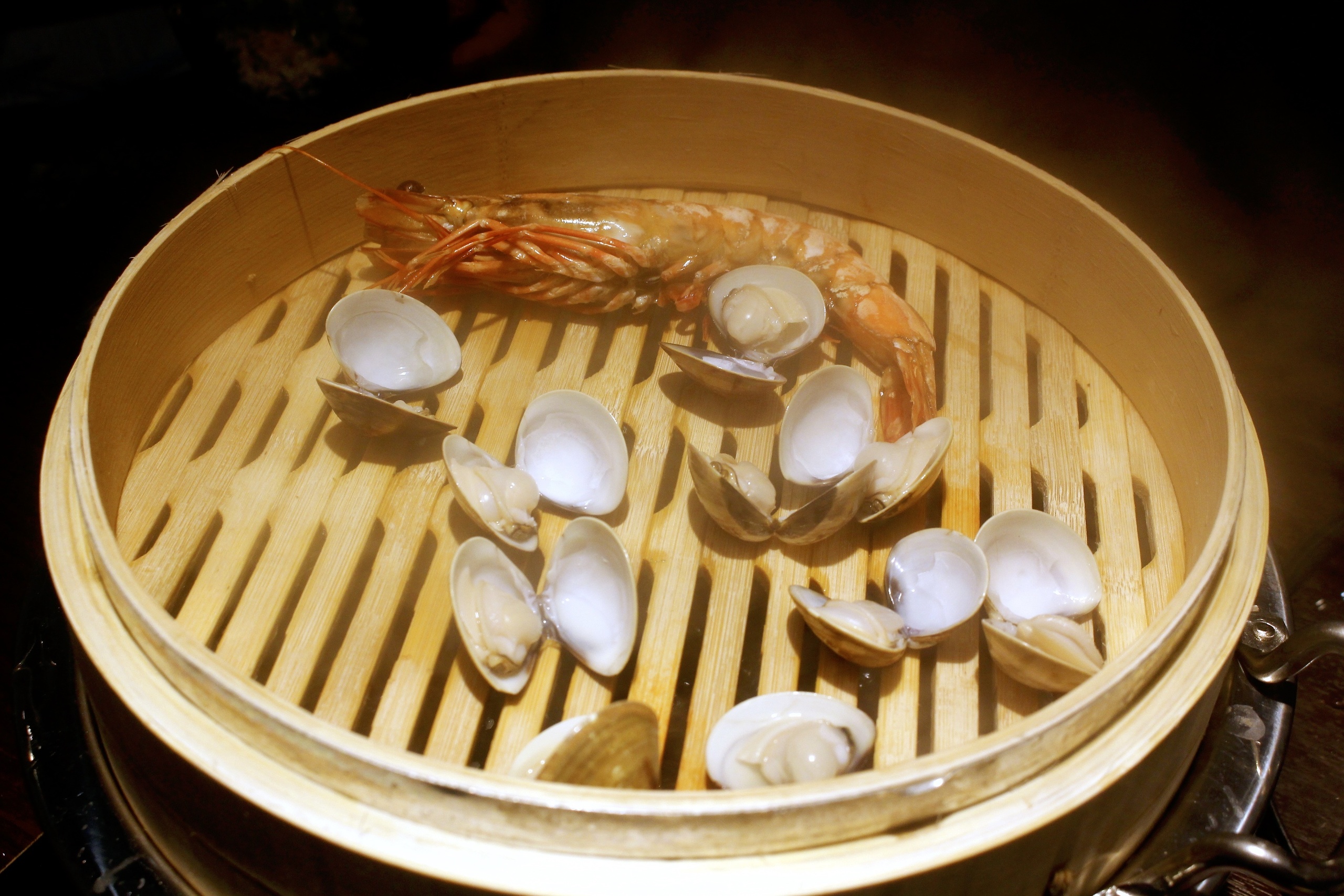 【桃園 超越水產】肉多多品牌也有超市火鍋。活體海鮮水族箱/提供免費蒸籠
