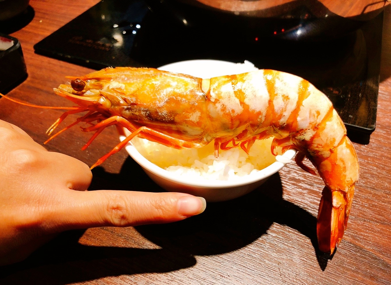 【桃園 超越水產】肉多多品牌也有超市火鍋。活體海鮮水族箱/提供免費蒸籠