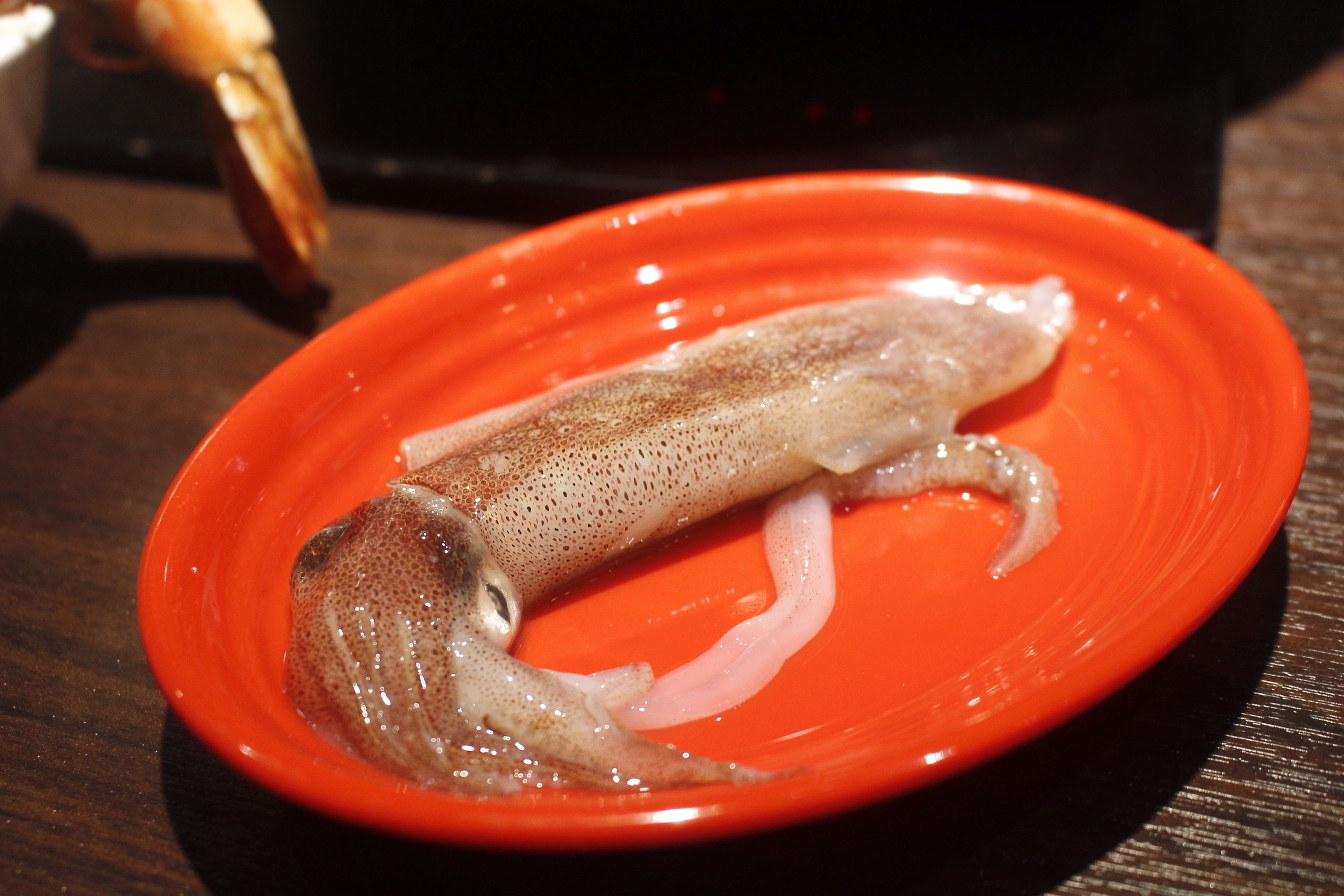 【桃園 超越水產】肉多多品牌也有超市火鍋。活體海鮮水族箱/提供免費蒸籠