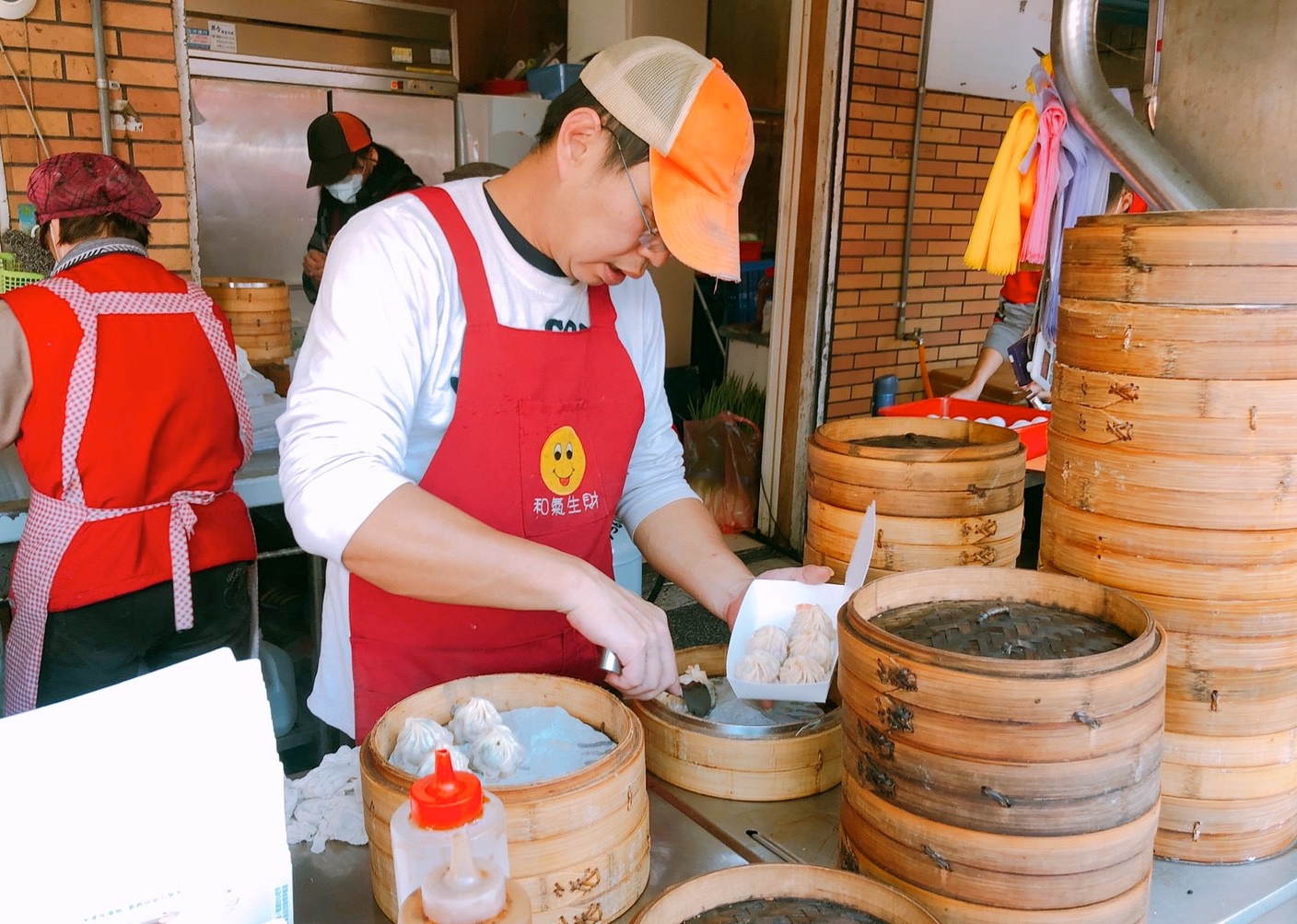 【桃園 蒸品湯包】忠貞市場入口小攤車。鮮蝦湯包藏著整尾白蝦! 【桃園 蒸品湯包】忠貞市場入口小攤車。鮮蝦湯包藏著整尾白蝦!