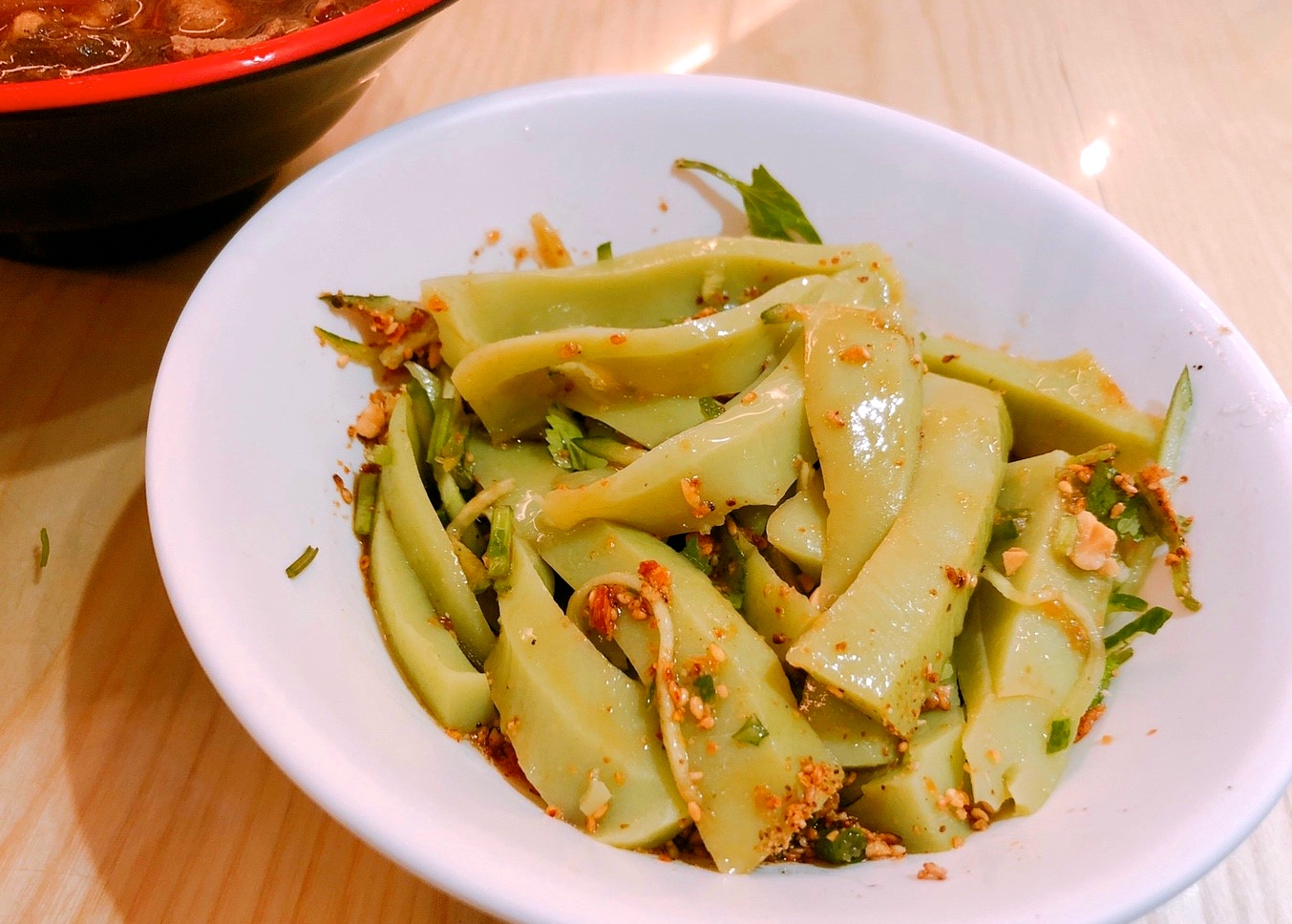 【桃園 忠貞誠】傳統市場-文青風米干專賣店。特色醬色湯頭、配料好吃