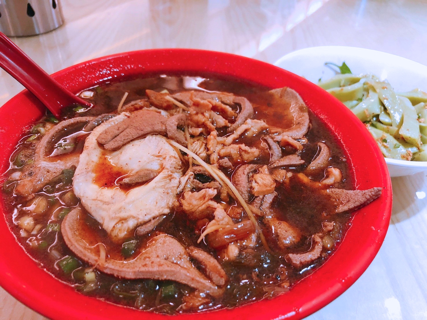 【桃園 忠貞誠】傳統市場-文青風米干專賣店。特色醬色湯頭、配料好吃