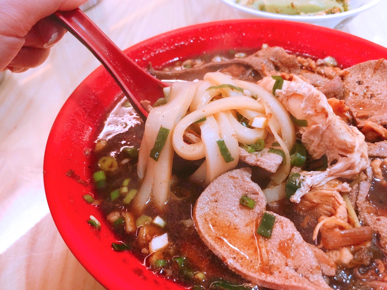 【桃園 忠貞誠】傳統市場-文青風米干專賣店。特色醬色湯頭、配料好吃
