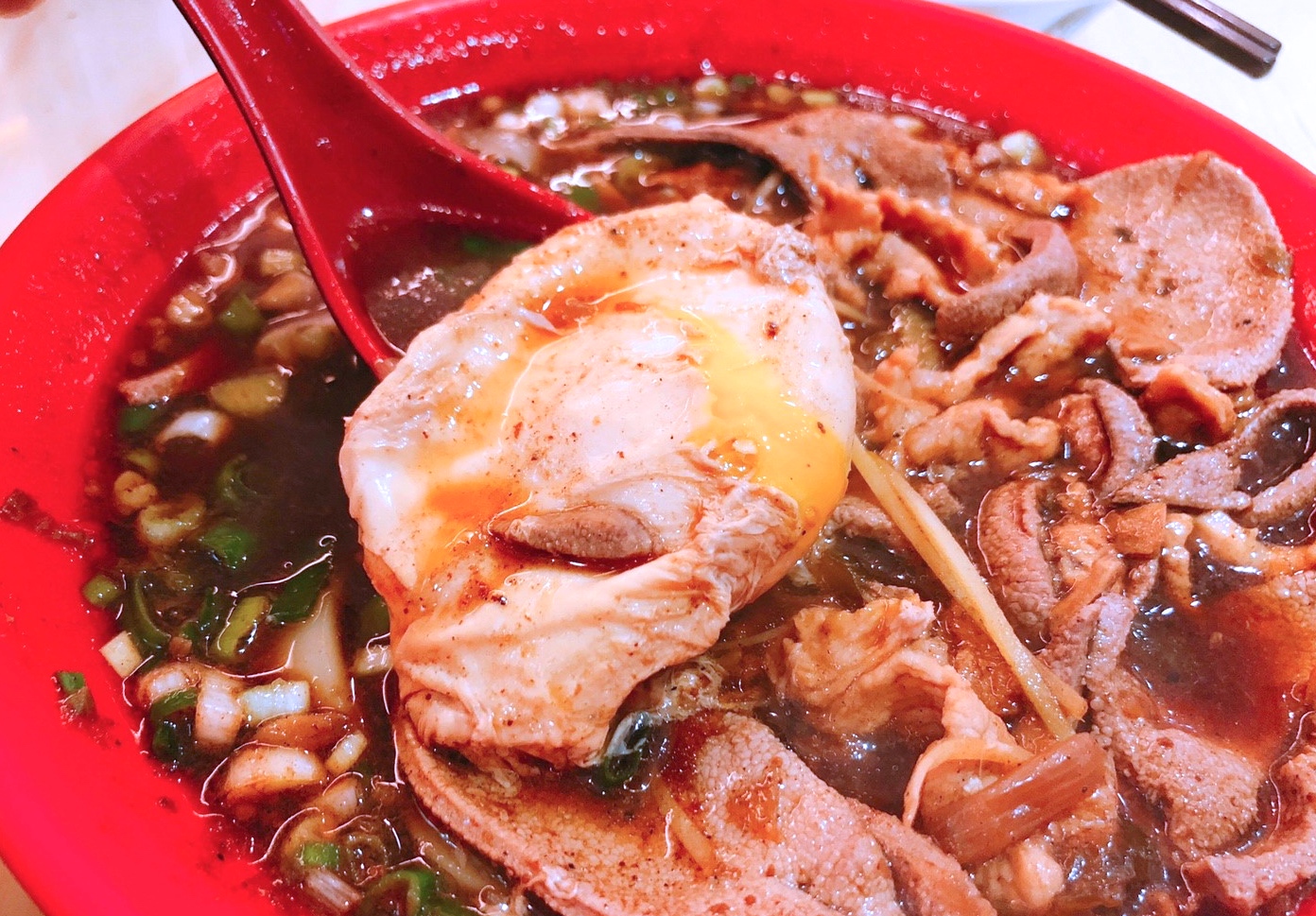 【桃園 忠貞誠】傳統市場-文青風米干專賣店。特色醬色湯頭、配料好吃