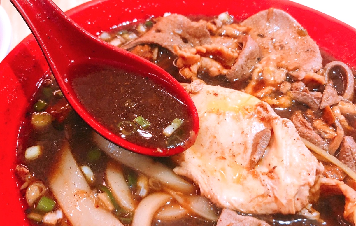 【桃園 忠貞誠】傳統市場-文青風米干專賣店。特色醬色湯頭、配料好吃