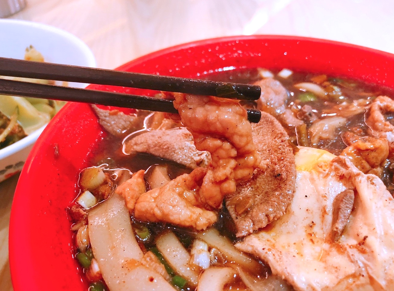 【桃園 忠貞誠】傳統市場-文青風米干專賣店。特色醬色湯頭、配料好吃