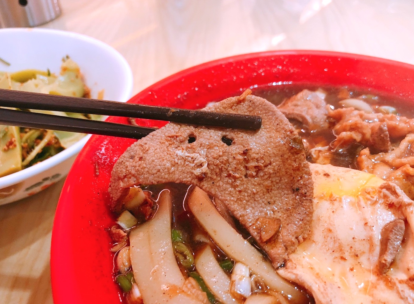 【桃園 忠貞誠】傳統市場-文青風米干專賣店。特色醬色湯頭、配料好吃