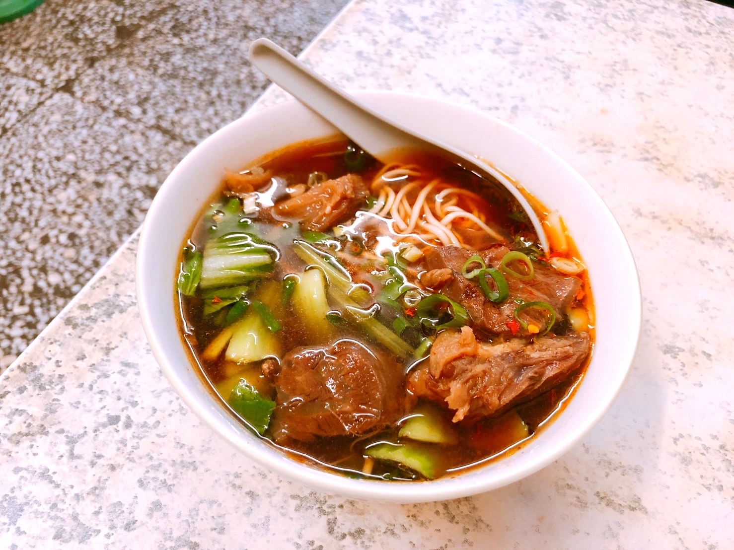 【台北 八條牛肉麵】條通商圈老字號牛肉麵。連日本人都前來嚐鮮