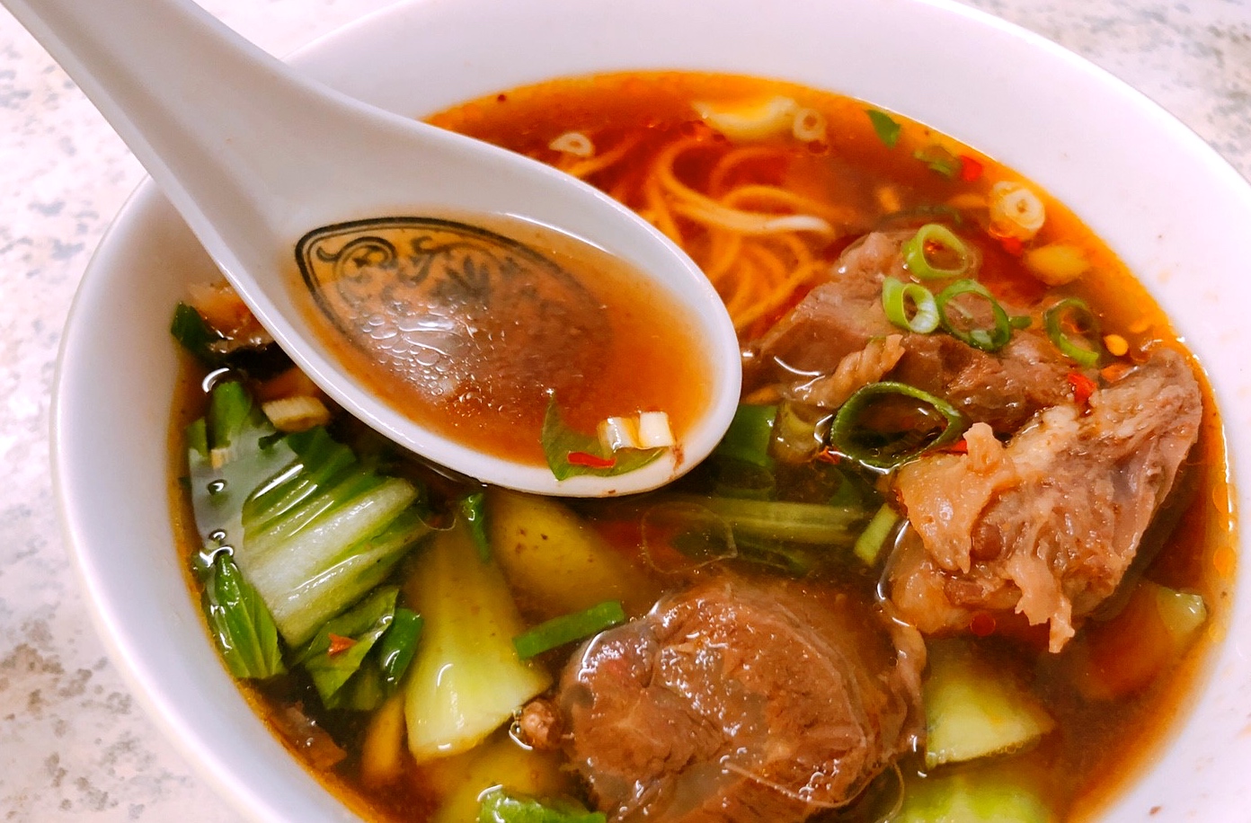 【台北 八條牛肉麵】條通商圈老字號牛肉麵。連日本人都前來嚐鮮