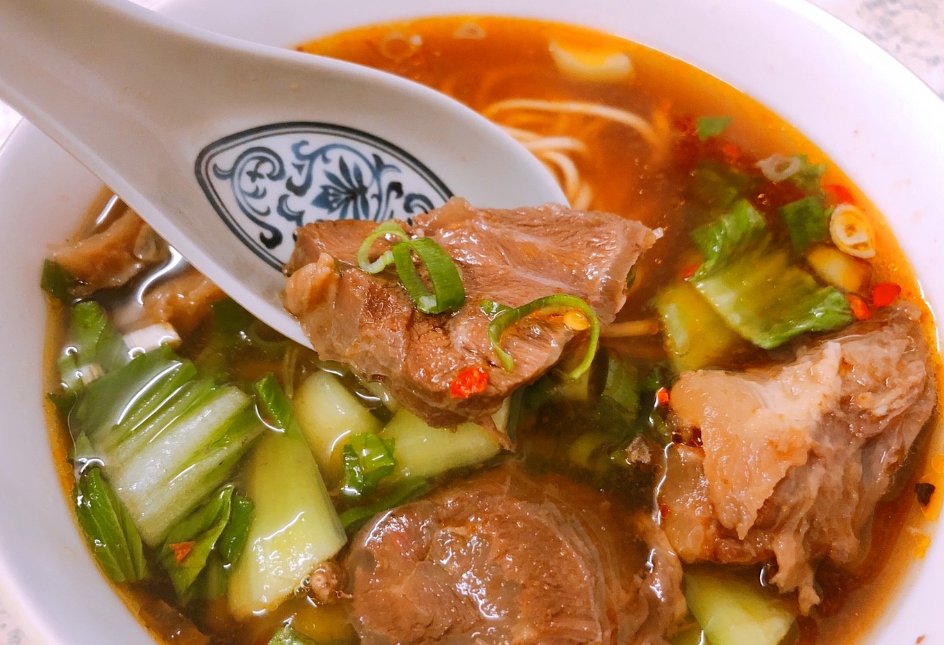 【台北 八條牛肉麵】條通商圈老字號牛肉麵。連日本人都前來嚐鮮