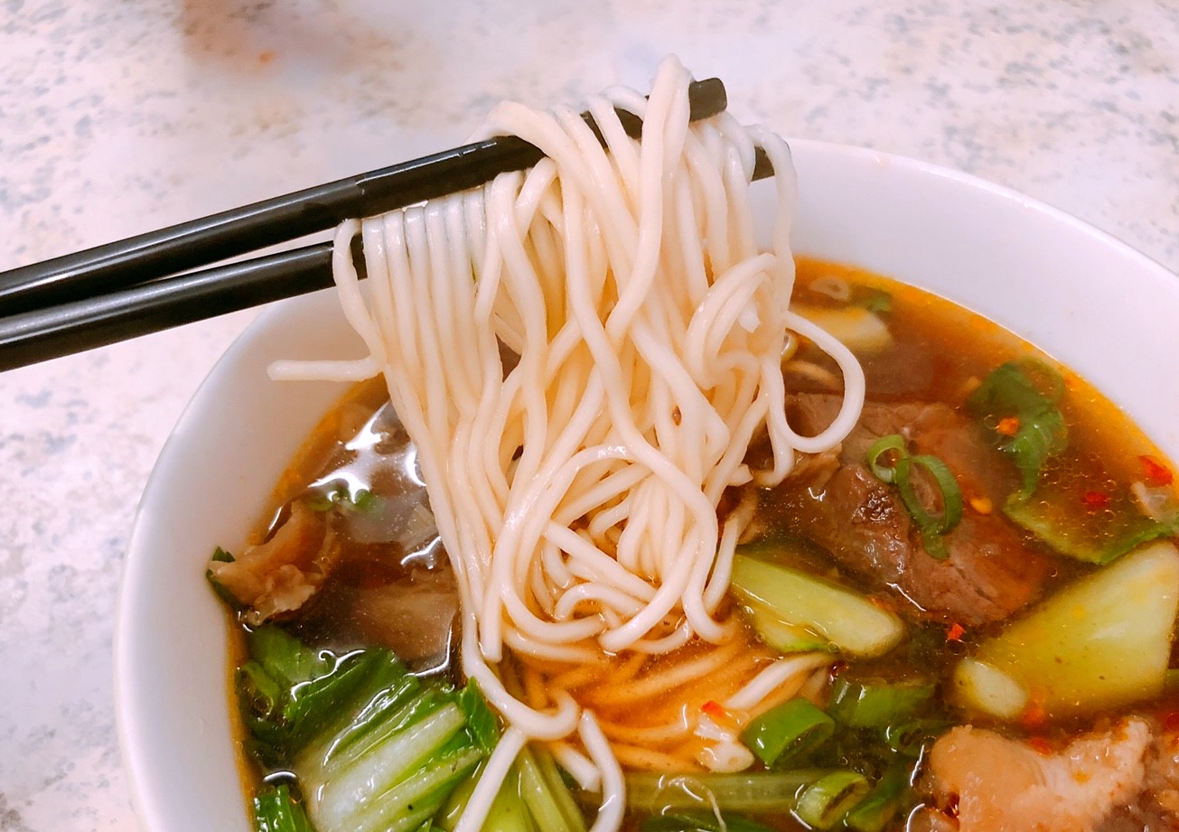 【台北 八條牛肉麵】條通商圈老字號牛肉麵。連日本人都前來嚐鮮