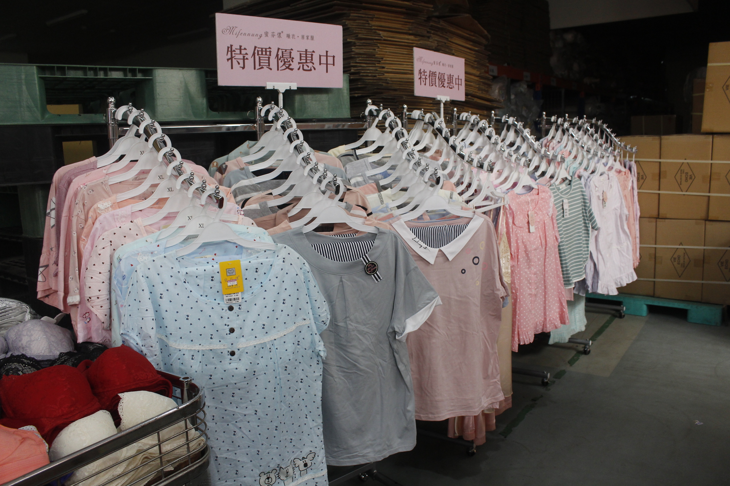 【桃園 黛安芬集團年度特賣】超殺貼身褲99元起.成套價.買一送一。加碼活動「特價品消費滿2000現折200」 【桃園 黛安芬集團年度特賣】超殺貼身褲99元起.成套價.買一送一。加碼活動「特價品消費滿2000現折200」