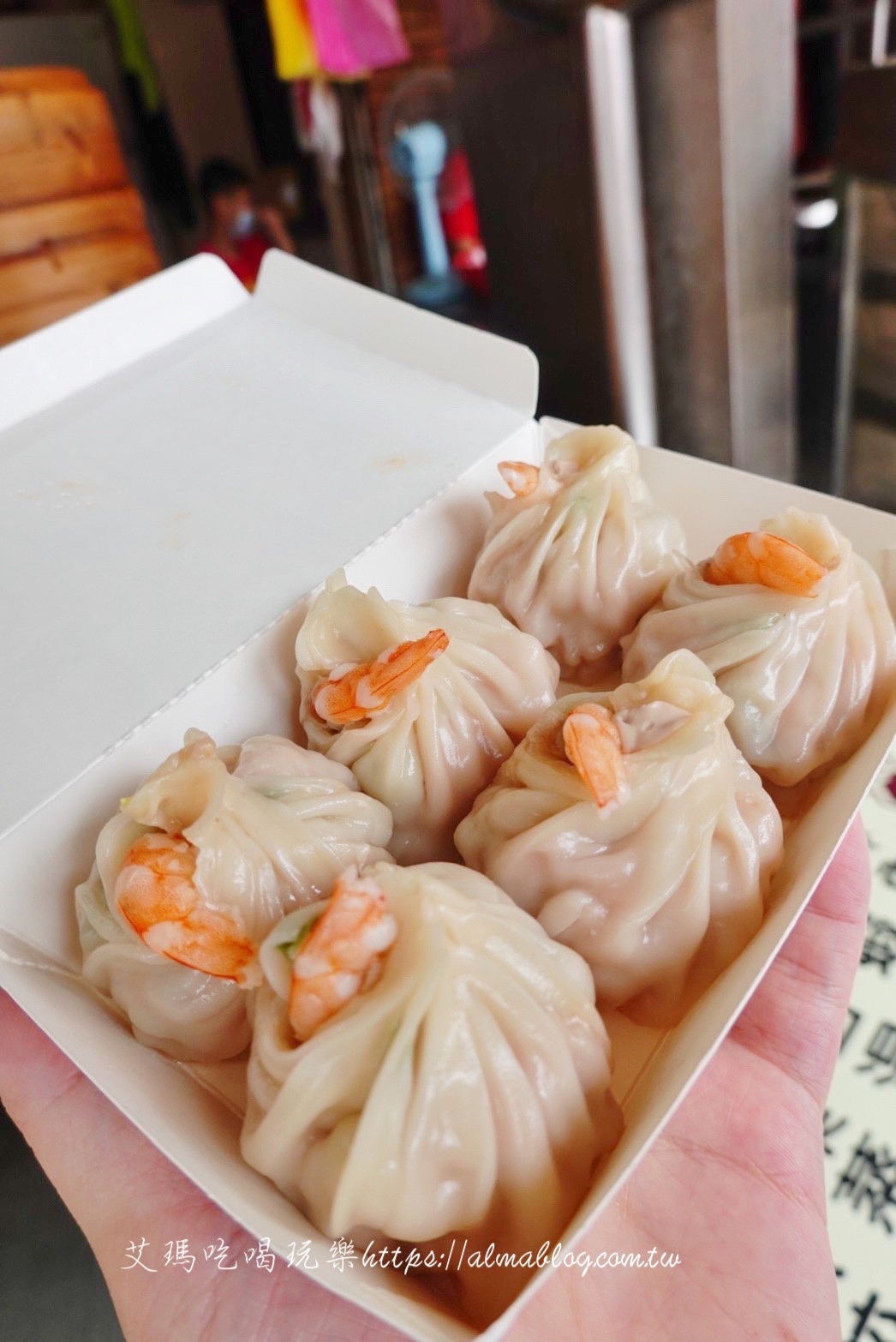 【桃園 蒸品湯包】忠貞市場入口小攤車。鮮蝦湯包藏著整尾白蝦! 【桃園 蒸品湯包】忠貞市場入口小攤車。鮮蝦湯包藏著整尾白蝦!