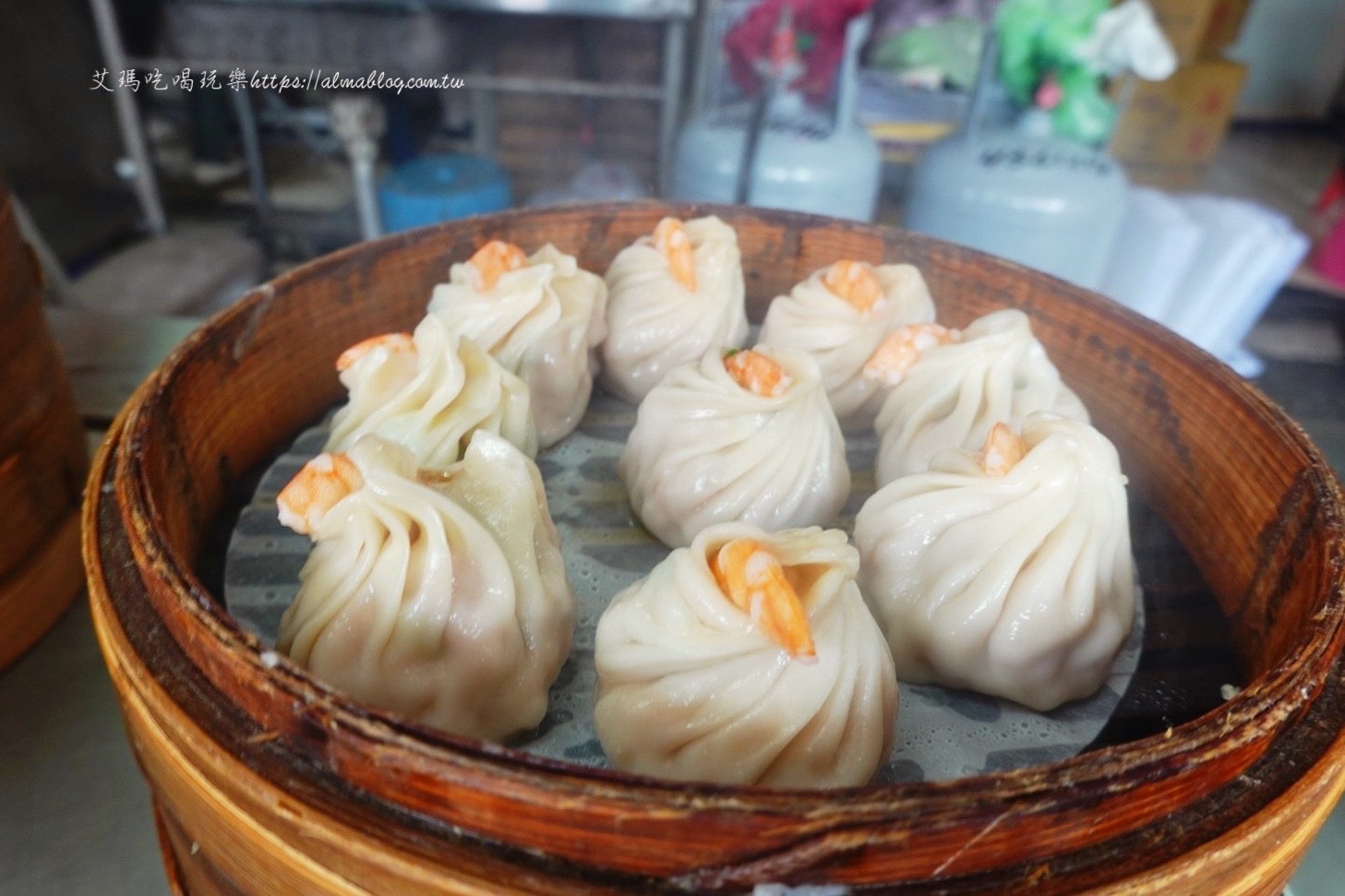 【桃園 蒸品湯包】忠貞市場入口小攤車。鮮蝦湯包藏著整尾白蝦! 【桃園 蒸品湯包】忠貞市場入口小攤車。鮮蝦湯包藏著整尾白蝦!