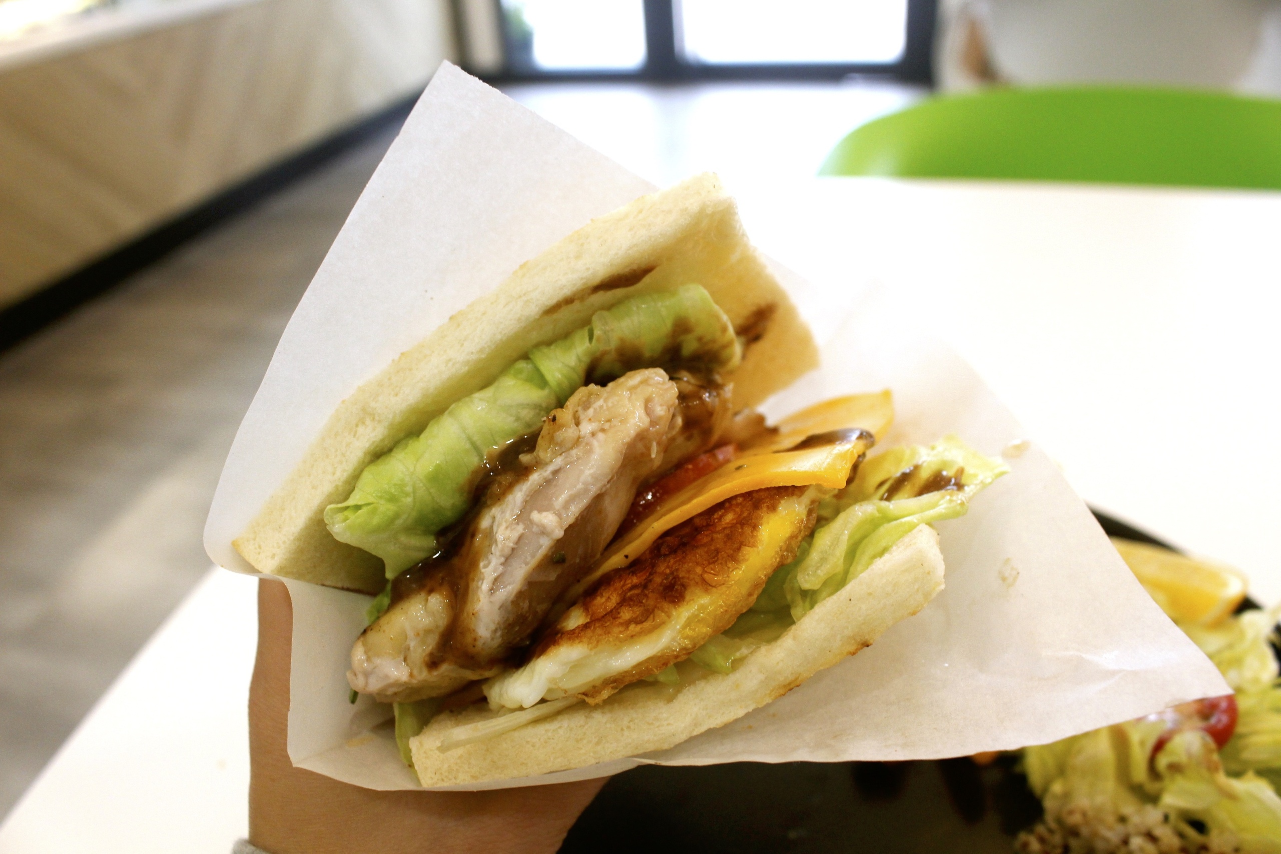 【桃園 饗樂食光】藏匿大樓好評餐廳。早餐三明治附唐寧紅茶69元起/推甜點「豐收.水果千層」 【桃園 饗樂食光】藏匿大樓好評餐廳。早餐三明治附唐寧紅茶69元起/推甜點「豐收.水果千層」