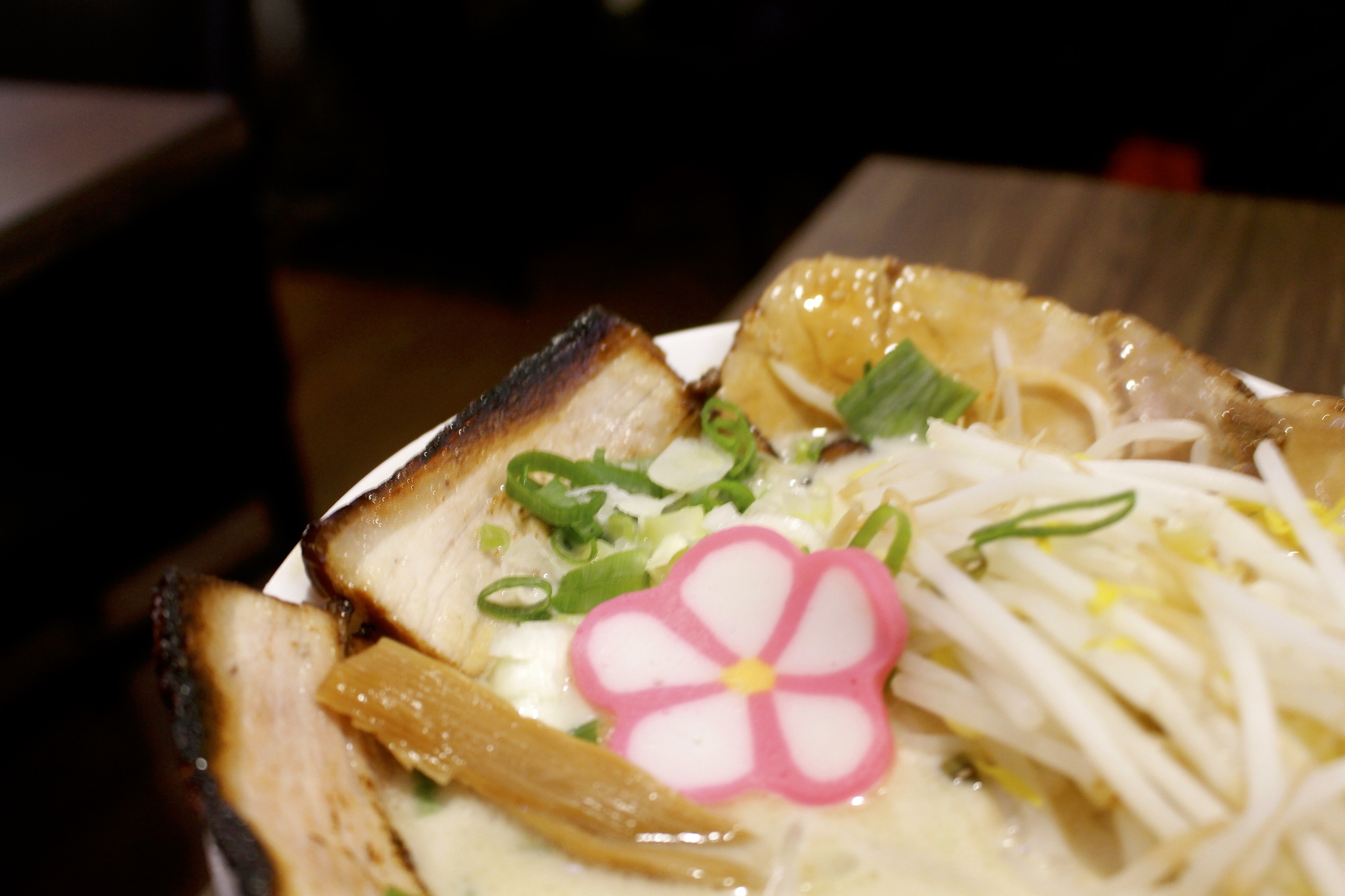 【桃園 麵家勝八】正宗豚骨拉麵「中午超限量30碗」。方形焦燻叉燒/自製柚子拉麵