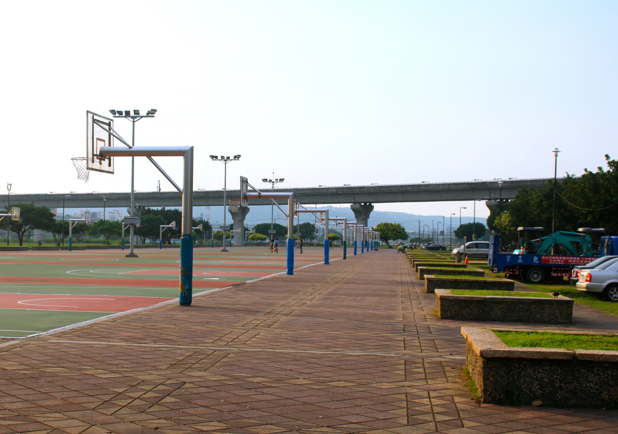 【新北 二重疏洪親水公園】免費餵食「羊咩咩的家」。暢遊自行車道/遙控賽車場/三種球場 【新北 二重疏洪親水公園】免費餵食「羊咩咩的家」。暢遊自行車道/遙控賽車場/三種球場