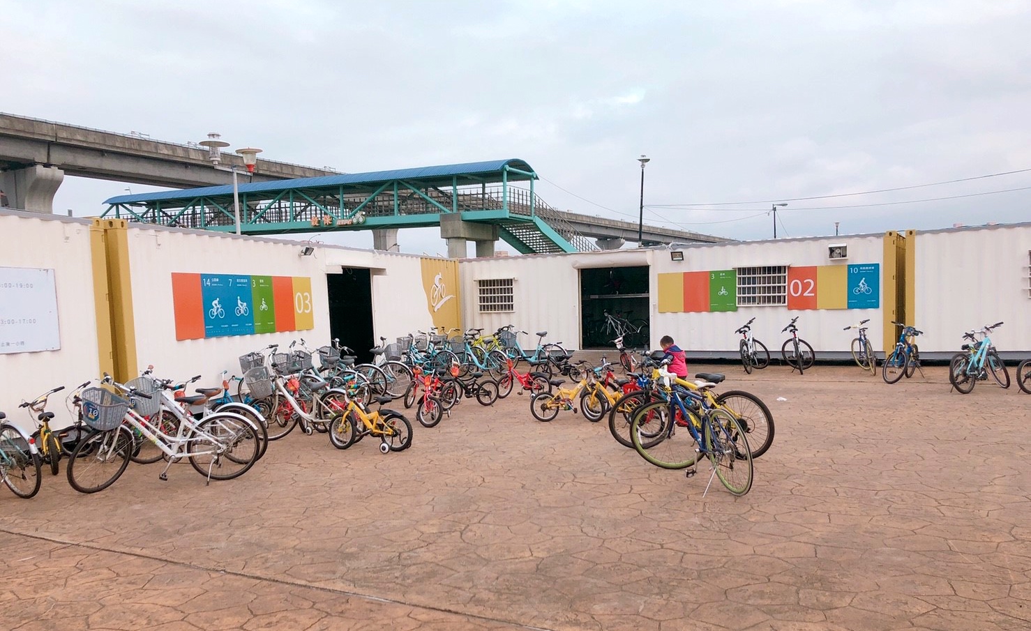【新北 二重疏洪親水公園】免費餵食「羊咩咩的家」。暢遊自行車道/遙控賽車場/三種球場 【新北 二重疏洪親水公園】免費餵食「羊咩咩的家」。暢遊自行車道/遙控賽車場/三種球場