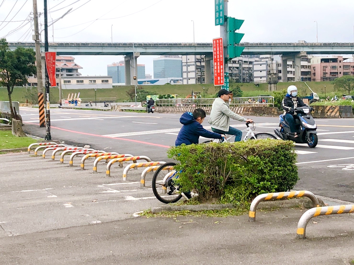 【新北 二重疏洪親水公園】免費餵食「羊咩咩的家」。暢遊自行車道/遙控賽車場/三種球場 【新北 二重疏洪親水公園】免費餵食「羊咩咩的家」。暢遊自行車道/遙控賽車場/三種球場