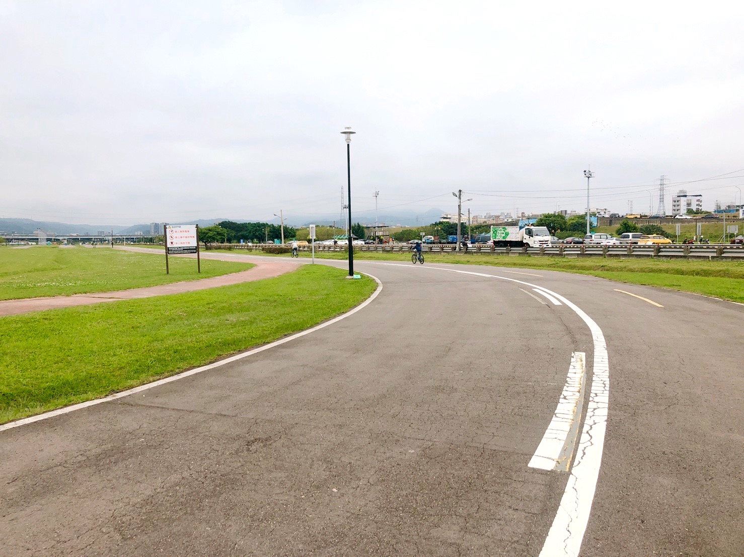 【新北 二重疏洪親水公園】免費餵食「羊咩咩的家」。暢遊自行車道/遙控賽車場/三種球場 【新北 二重疏洪親水公園】免費餵食「羊咩咩的家」。暢遊自行車道/遙控賽車場/三種球場