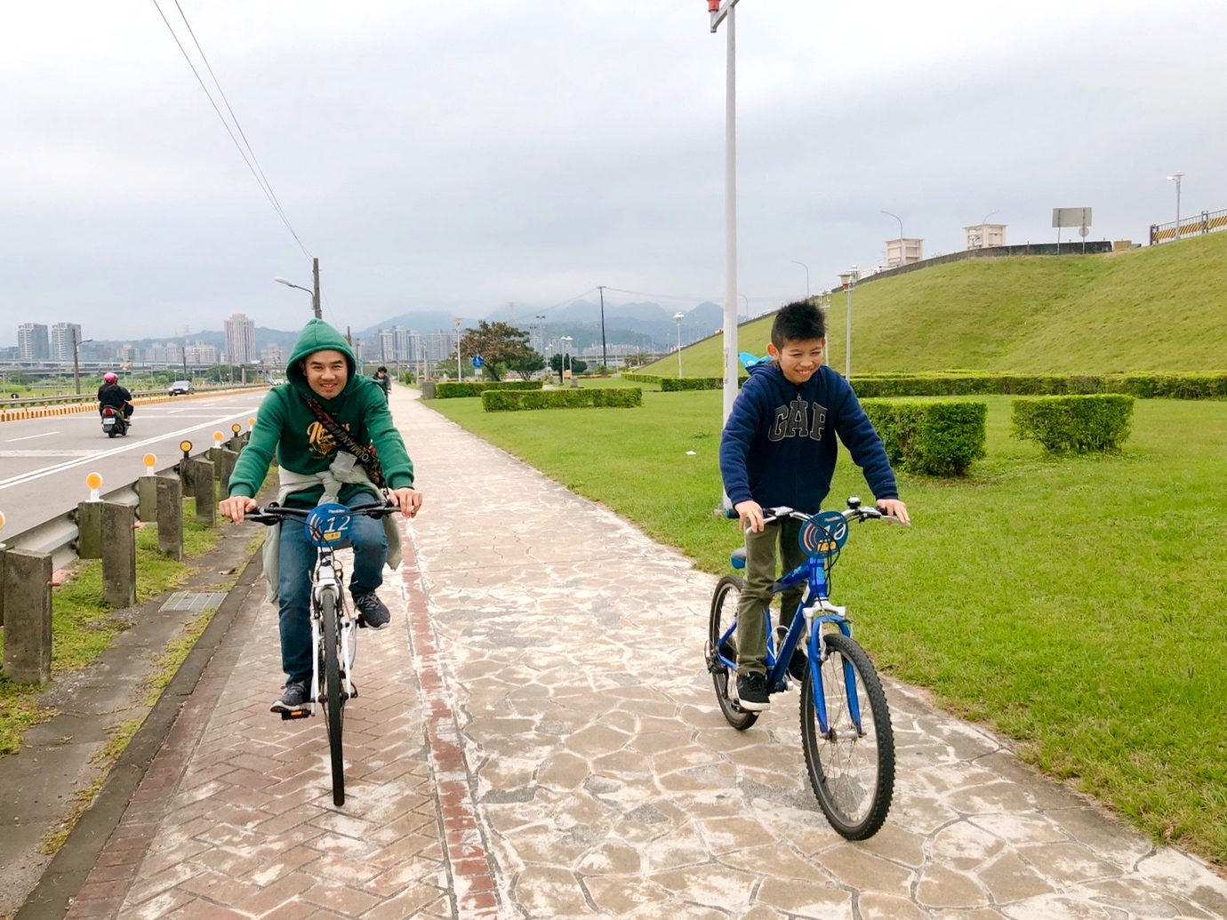 【新北 二重疏洪親水公園】免費餵食「羊咩咩的家」。暢遊自行車道/遙控賽車場/三種球場 【新北 二重疏洪親水公園】免費餵食「羊咩咩的家」。暢遊自行車道/遙控賽車場/三種球場