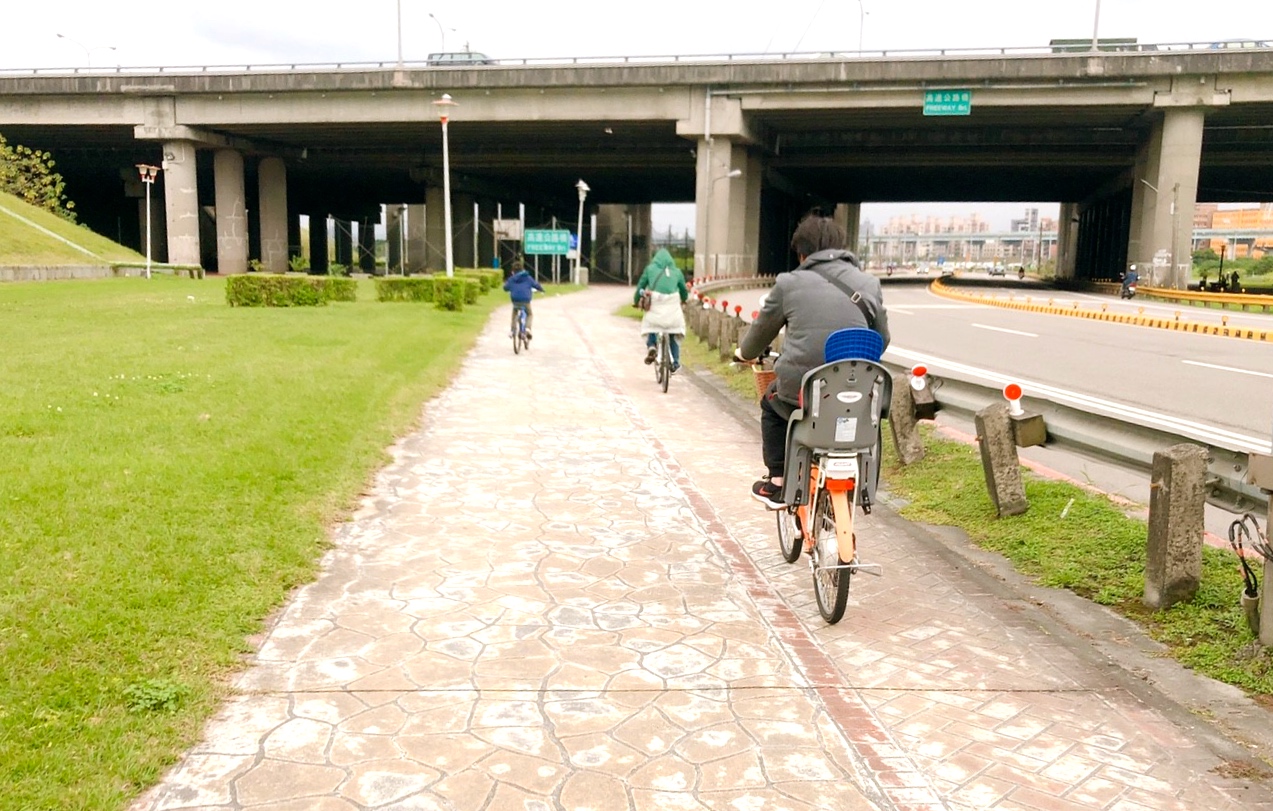 【新北 二重疏洪親水公園】免費餵食「羊咩咩的家」。暢遊自行車道/遙控賽車場/三種球場 【新北 二重疏洪親水公園】免費餵食「羊咩咩的家」。暢遊自行車道/遙控賽車場/三種球場