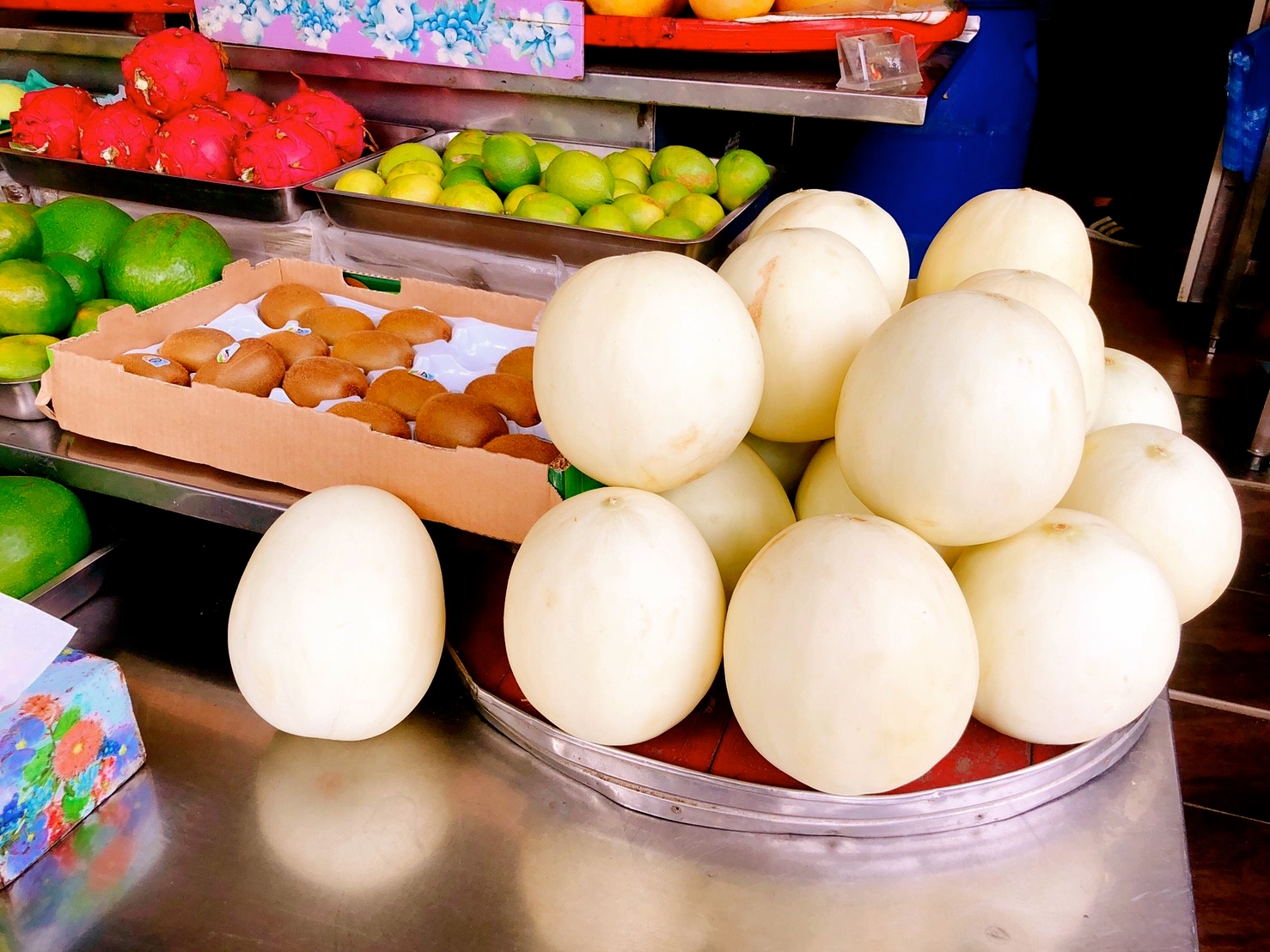 【台南 泰成水果店】正興街一級商圈84年老店。新鮮哈密瓜做成超份量「哈密瓜盅冰」