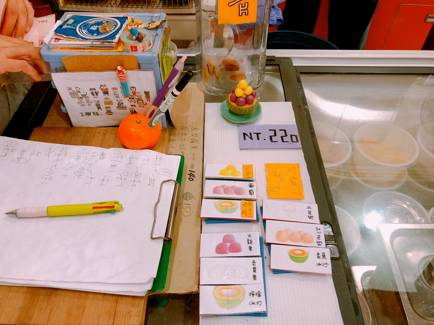 【台南 泰成水果店】正興街一級商圈84年老店。新鮮哈密瓜做成超份量「哈密瓜盅冰」