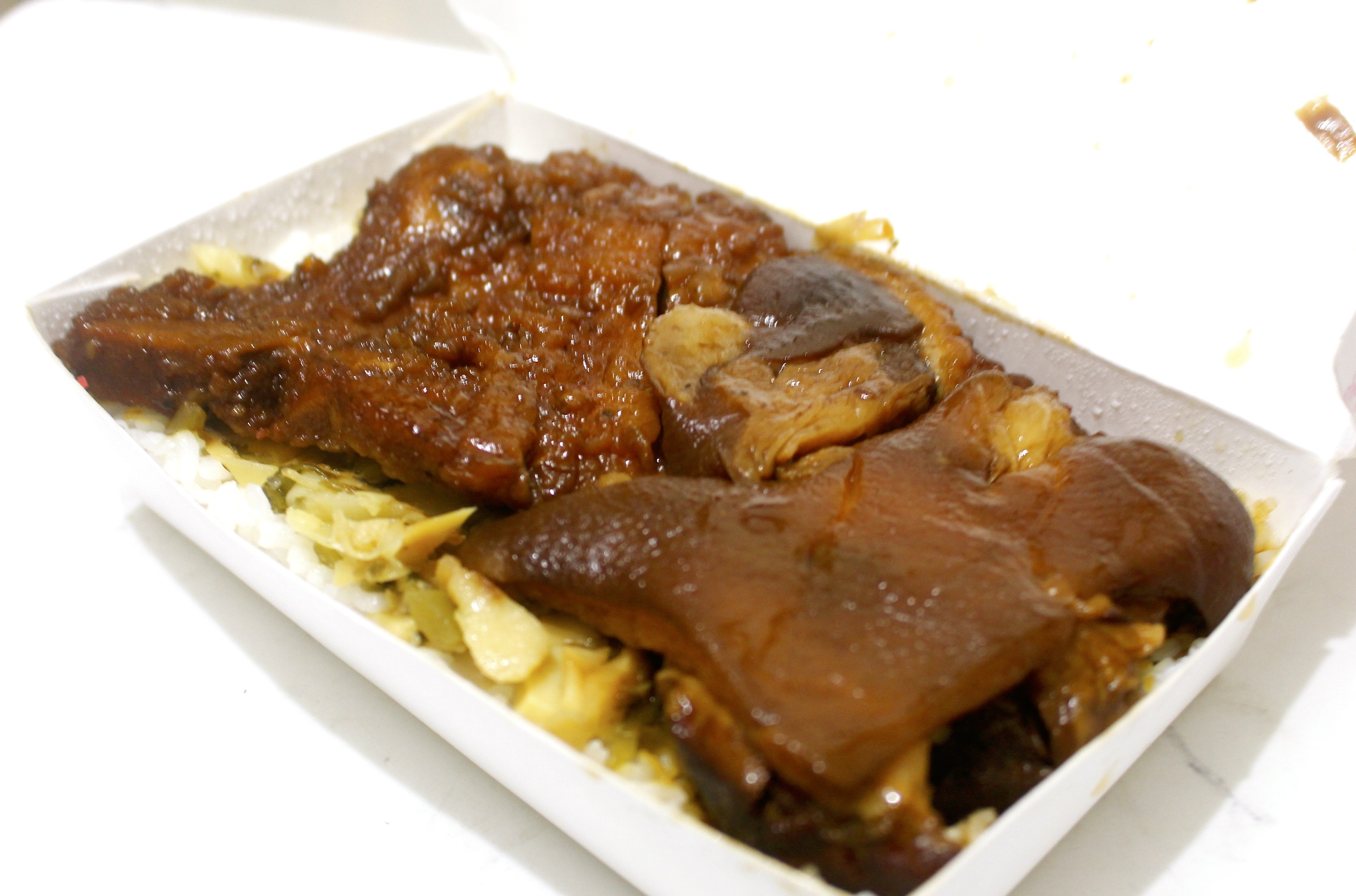 【新北 極黑家阿義腿庫飯】無肉不歡適合肉肉控。三種綜合任你選/老司機吃法加滷蛋 【新北 極黑家阿義腿庫飯】無肉不歡適合肉肉控。三種綜合任你選/老司機吃法加滷蛋