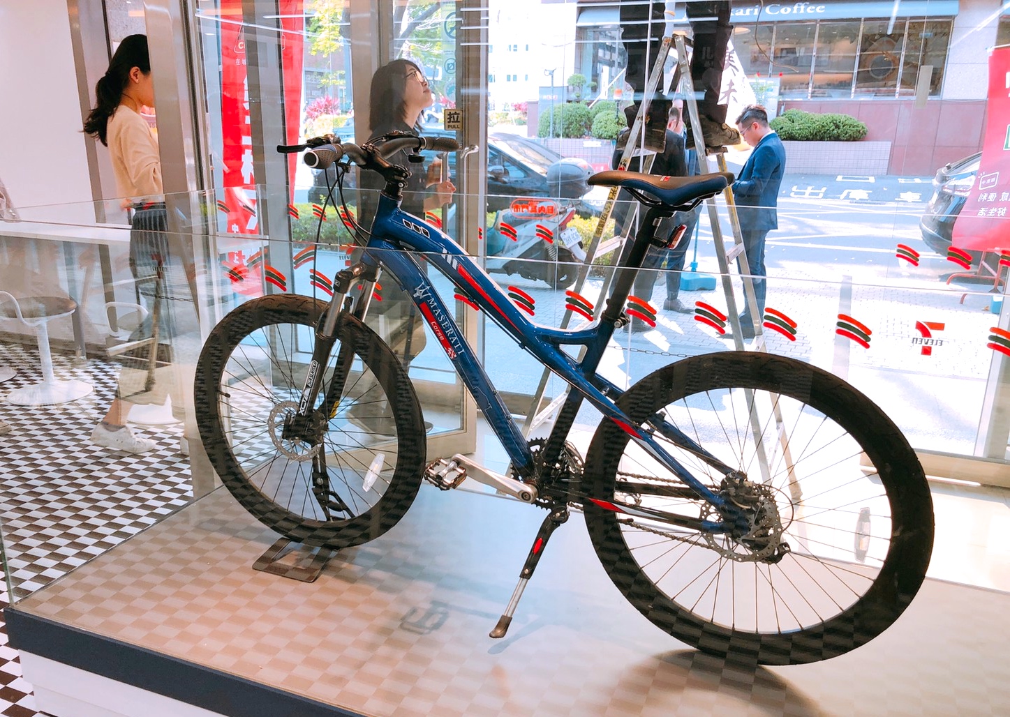 【台北 瑪莎拉蒂聯名店】史上最狂!7-11的百萬展示休息區。35元帶走CITY CAFE×瑪莎拉蒂聯名杯 【台北 瑪莎拉蒂聯名店】史上最狂!7-11的百萬展示休息區。35元帶走CITY CAFE×瑪莎拉蒂聯名杯