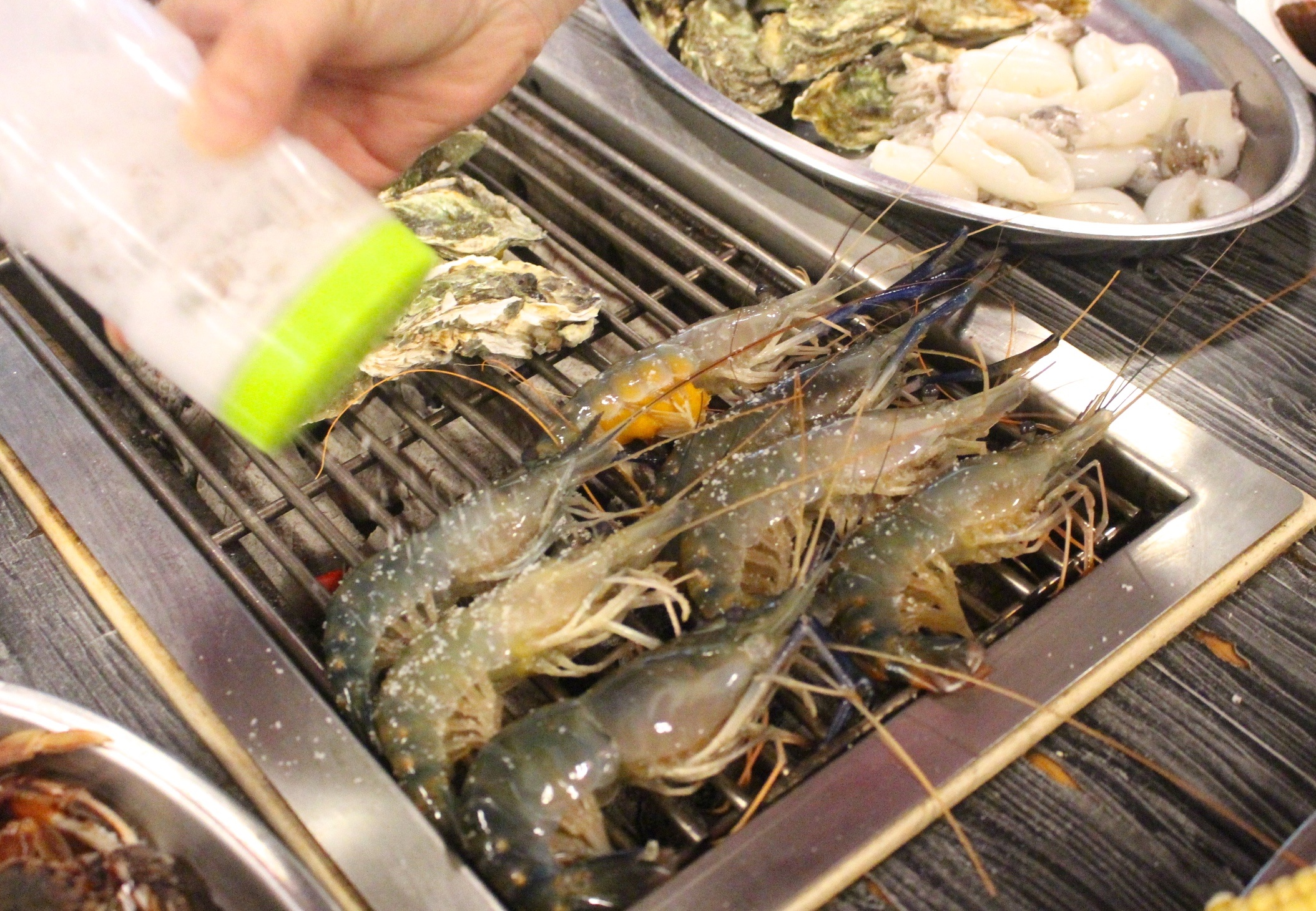 【桃園 海寶城】新增現撈仔「水道泰國蝦」無限吃到飽.海鮮碳烤火烤兩吃讓你吃到翻過去