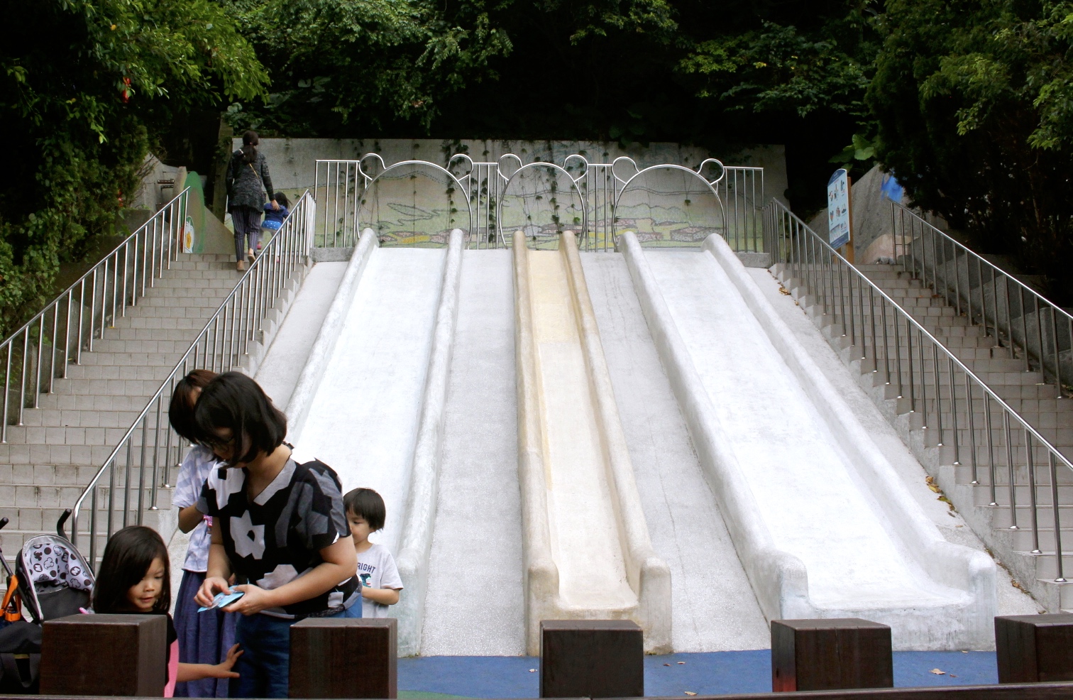 【新北 三峽中山公園】新景點30公尺「彩虹樹藤溜滑梯」。兒童版「跑酷棧道」需俱備小勇氣喔! 【新北 三峽中山公園】新景點30公尺「彩虹樹藤溜滑梯」。兒童版「跑酷棧道」需俱備小勇氣喔!