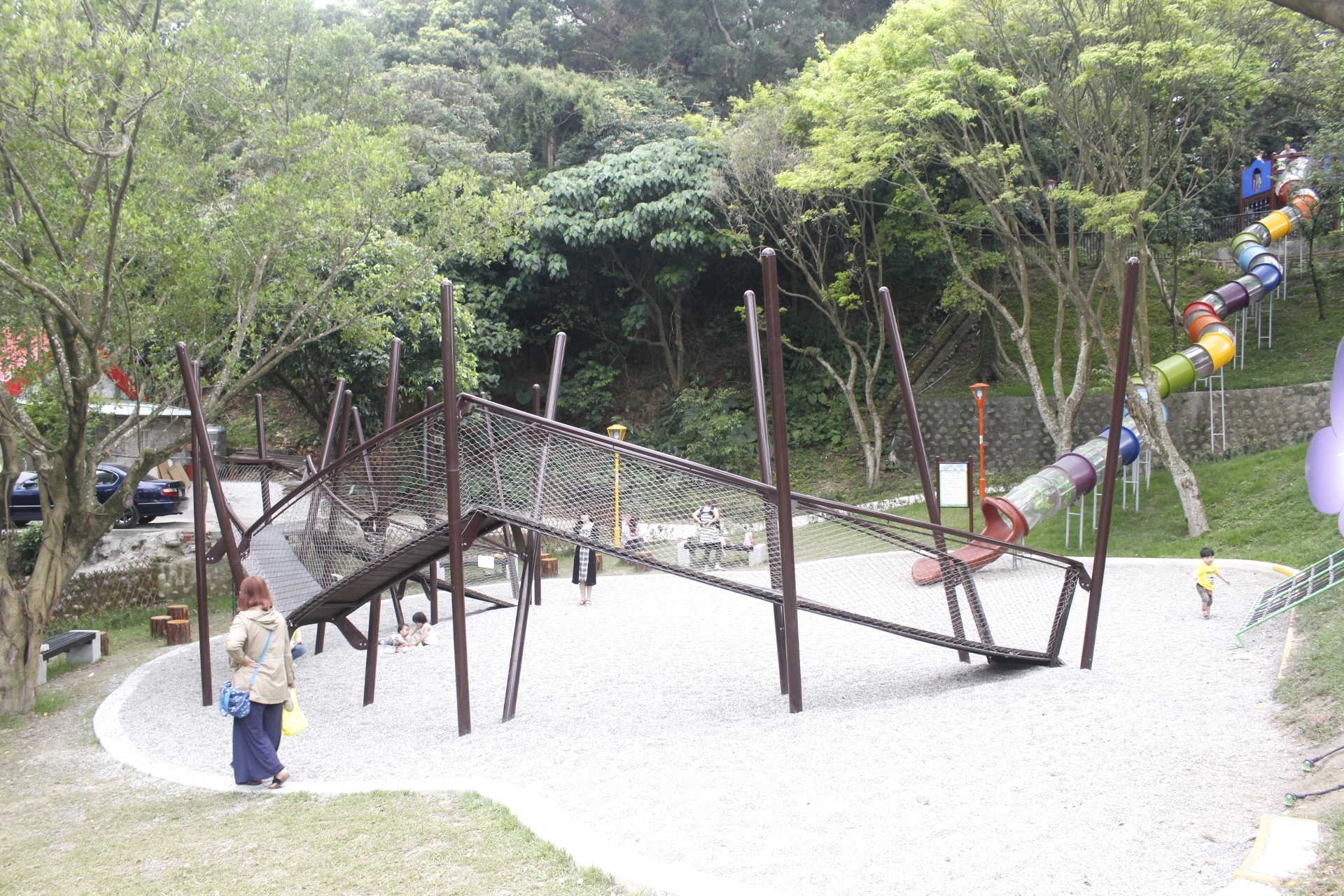 【新北 三峽中山公園】新景點30公尺「彩虹樹藤溜滑梯」。兒童版「跑酷棧道」需俱備小勇氣喔! 【新北 三峽中山公園】新景點30公尺「彩虹樹藤溜滑梯」。兒童版「跑酷棧道」需俱備小勇氣喔!