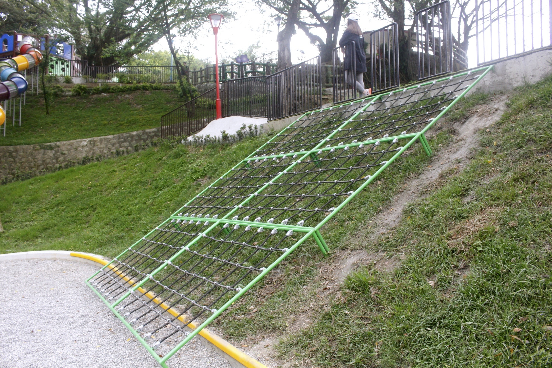 【新北 三峽中山公園】新景點30公尺「彩虹樹藤溜滑梯」。兒童版「跑酷棧道」需俱備小勇氣喔! 【新北 三峽中山公園】新景點30公尺「彩虹樹藤溜滑梯」。兒童版「跑酷棧道」需俱備小勇氣喔!
