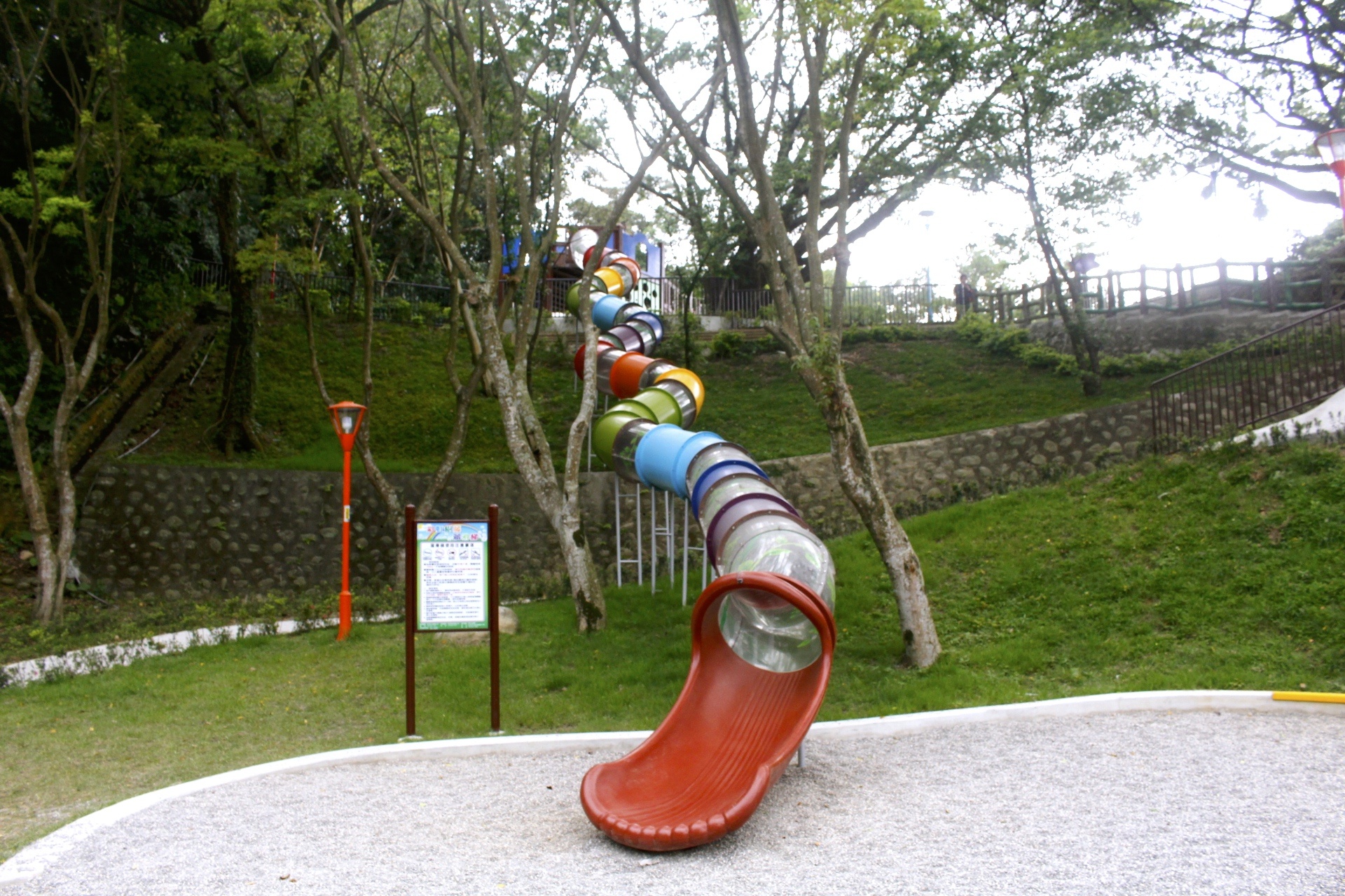【新北 三峽中山公園】新景點30公尺「彩虹樹藤溜滑梯」。兒童版「跑酷棧道」需俱備小勇氣喔! 【新北 三峽中山公園】新景點30公尺「彩虹樹藤溜滑梯」。兒童版「跑酷棧道」需俱備小勇氣喔!