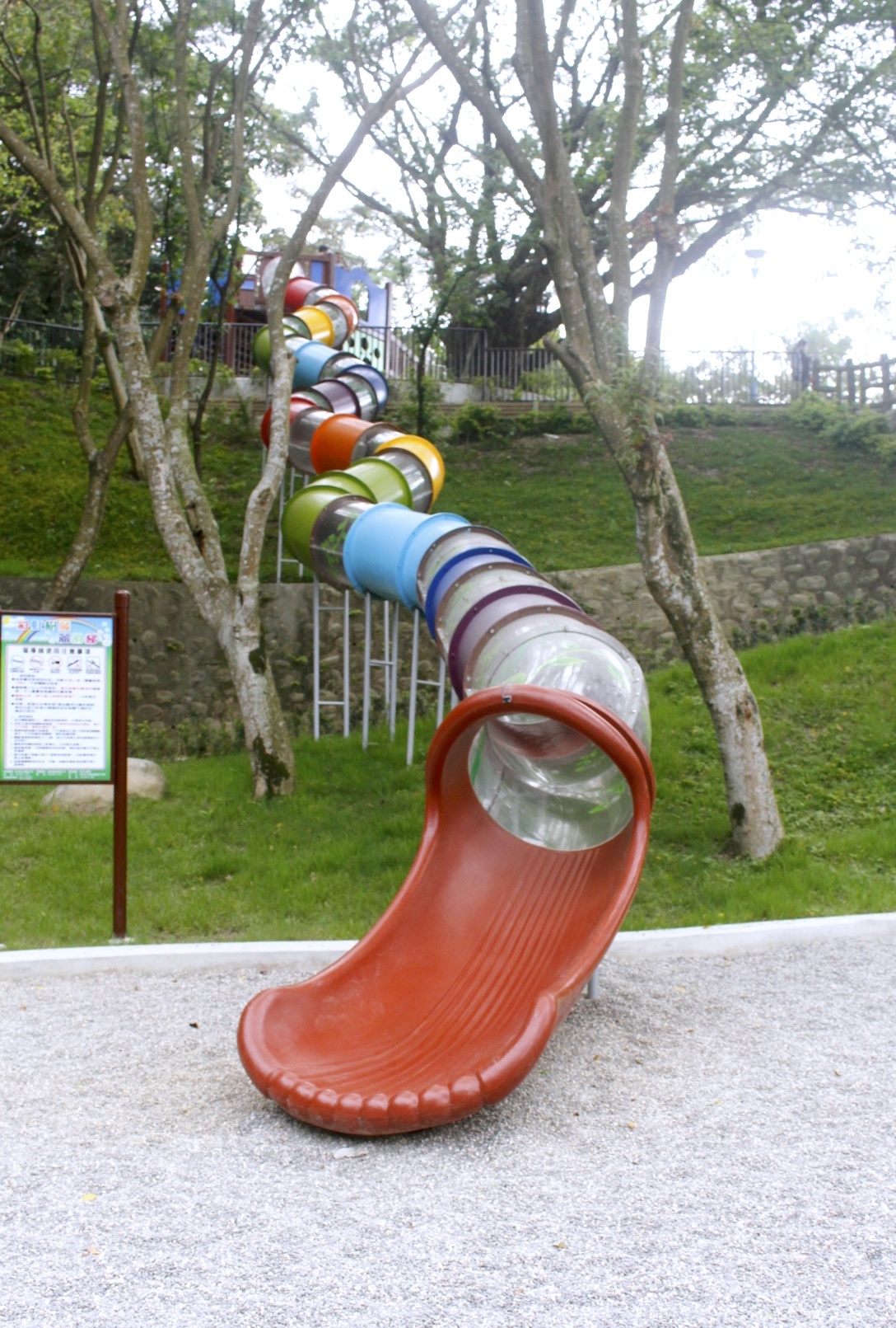【新北 三峽中山公園】新景點30公尺「彩虹樹藤溜滑梯」。兒童版「跑酷棧道」需俱備小勇氣喔! 【新北 三峽中山公園】新景點30公尺「彩虹樹藤溜滑梯」。兒童版「跑酷棧道」需俱備小勇氣喔!