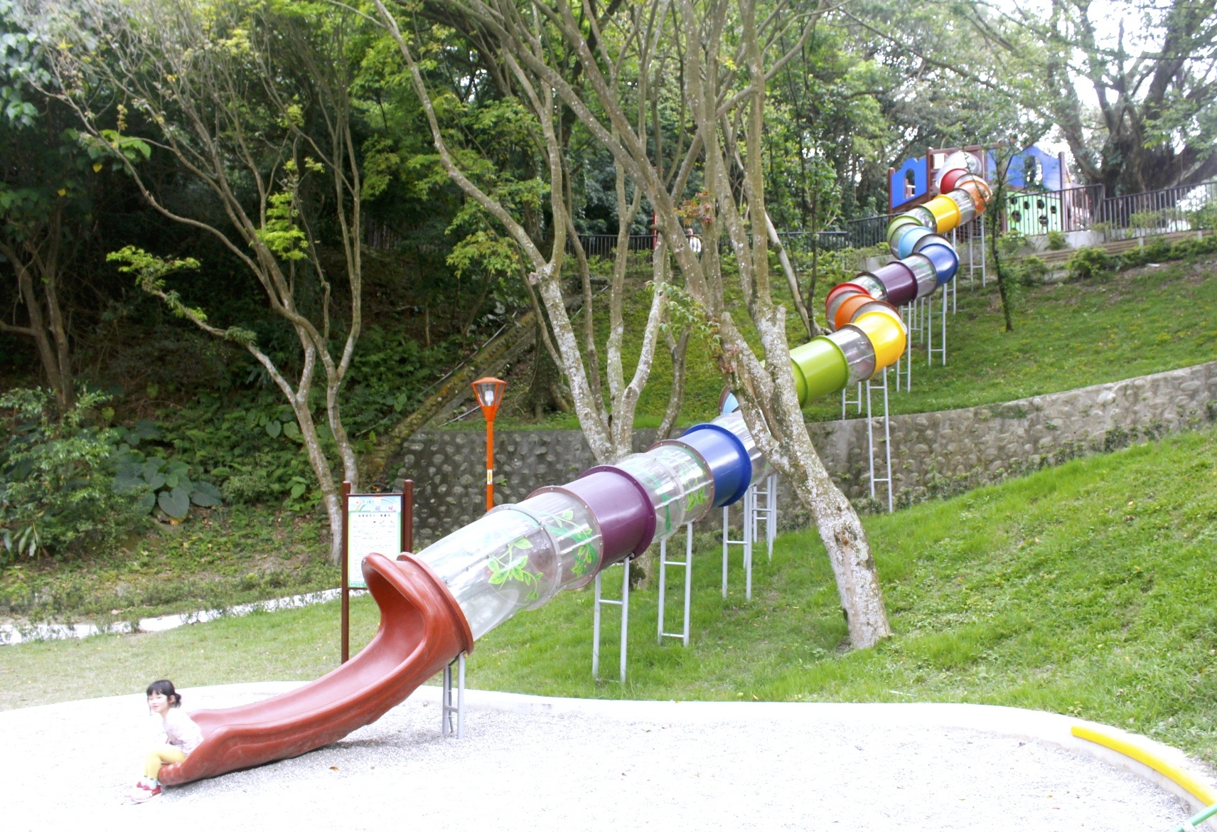 【新北 三峽中山公園】新景點30公尺「彩虹樹藤溜滑梯」。兒童版「跑酷棧道」需俱備小勇氣喔! 【新北 三峽中山公園】新景點30公尺「彩虹樹藤溜滑梯」。兒童版「跑酷棧道」需俱備小勇氣喔!