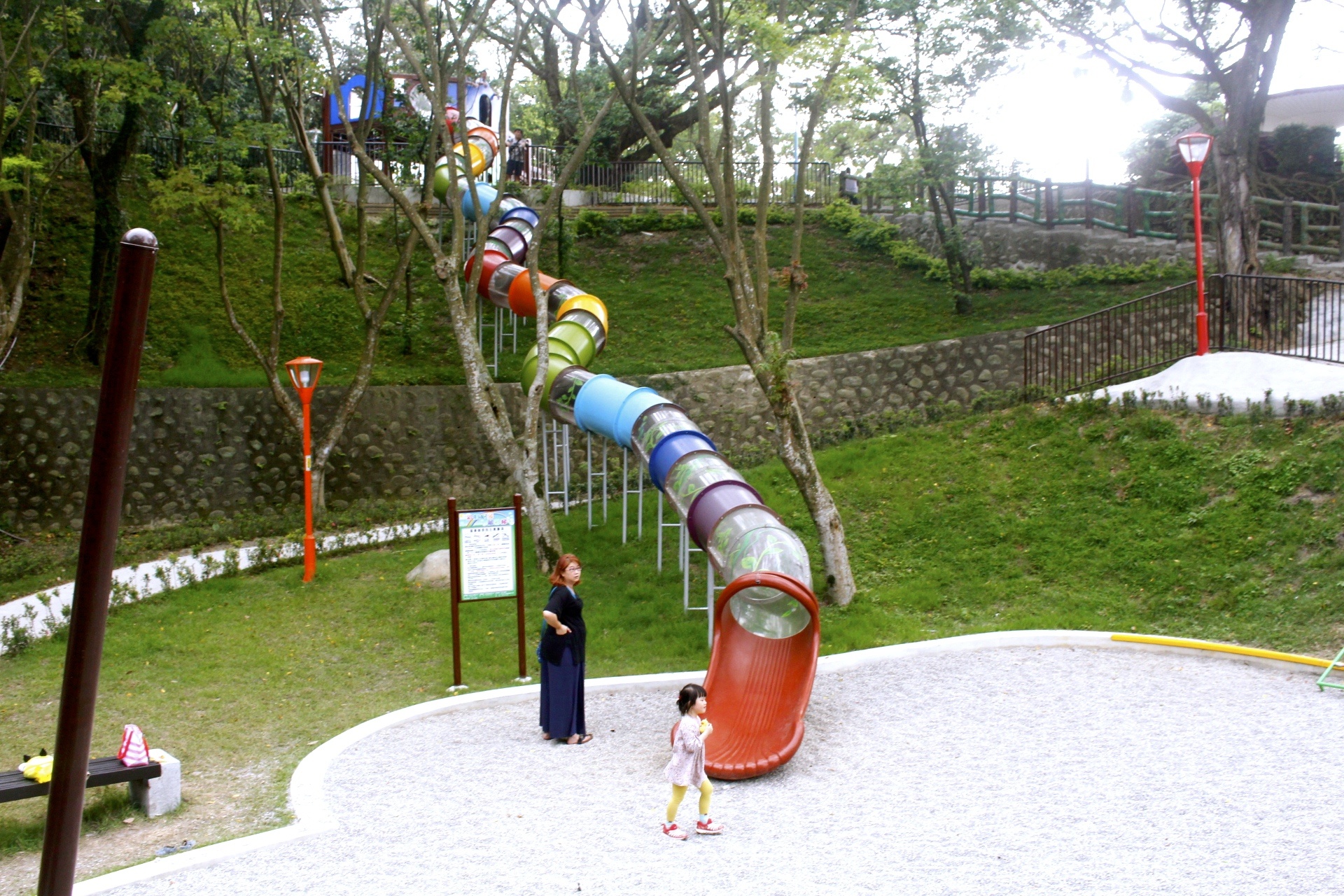 【新北 三峽中山公園】新景點30公尺「彩虹樹藤溜滑梯」。兒童版「跑酷棧道」需俱備小勇氣喔! 【新北 三峽中山公園】新景點30公尺「彩虹樹藤溜滑梯」。兒童版「跑酷棧道」需俱備小勇氣喔!