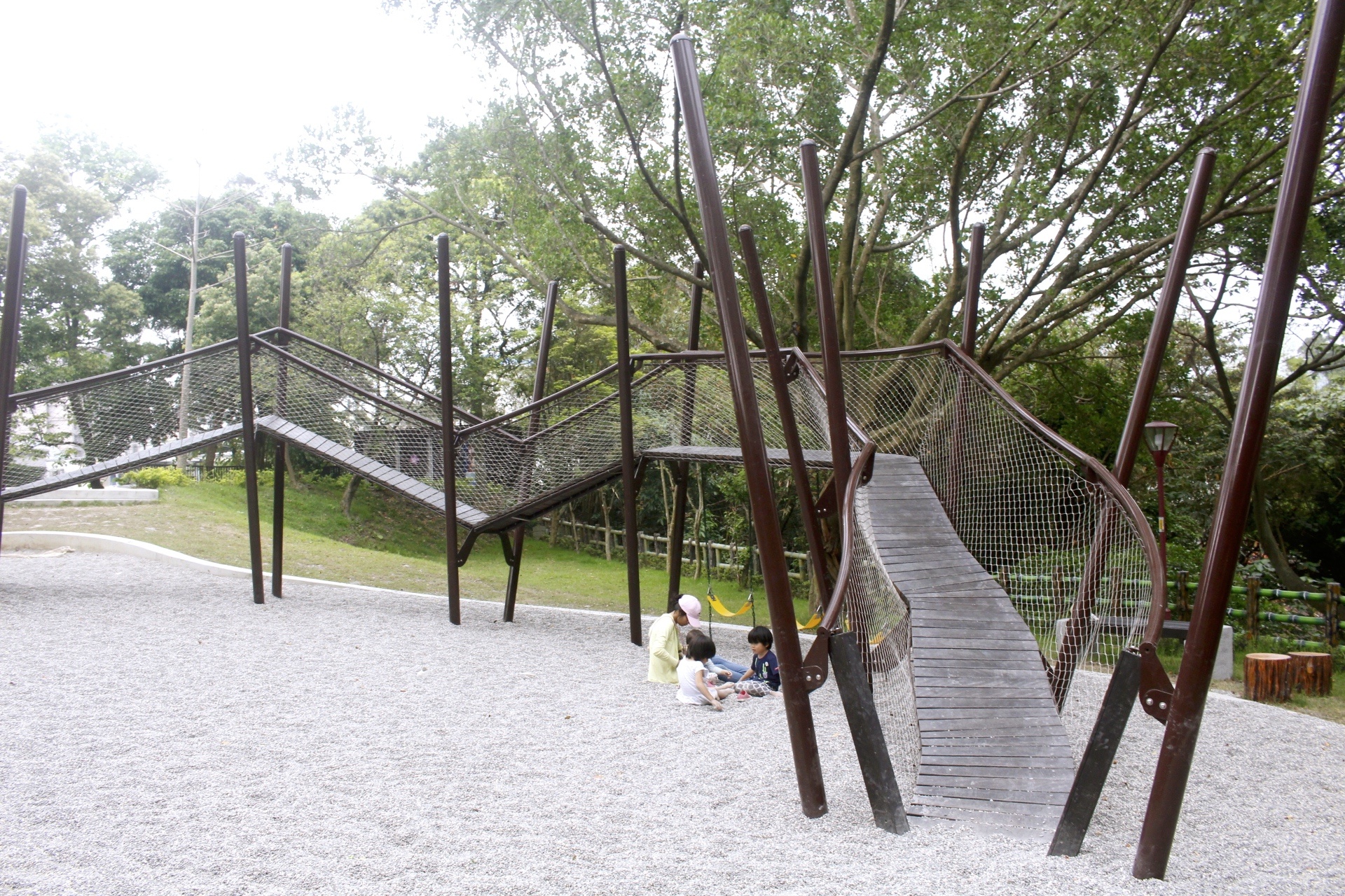 【新北 三峽中山公園】新景點30公尺「彩虹樹藤溜滑梯」。兒童版「跑酷棧道」需俱備小勇氣喔! 【新北 三峽中山公園】新景點30公尺「彩虹樹藤溜滑梯」。兒童版「跑酷棧道」需俱備小勇氣喔!