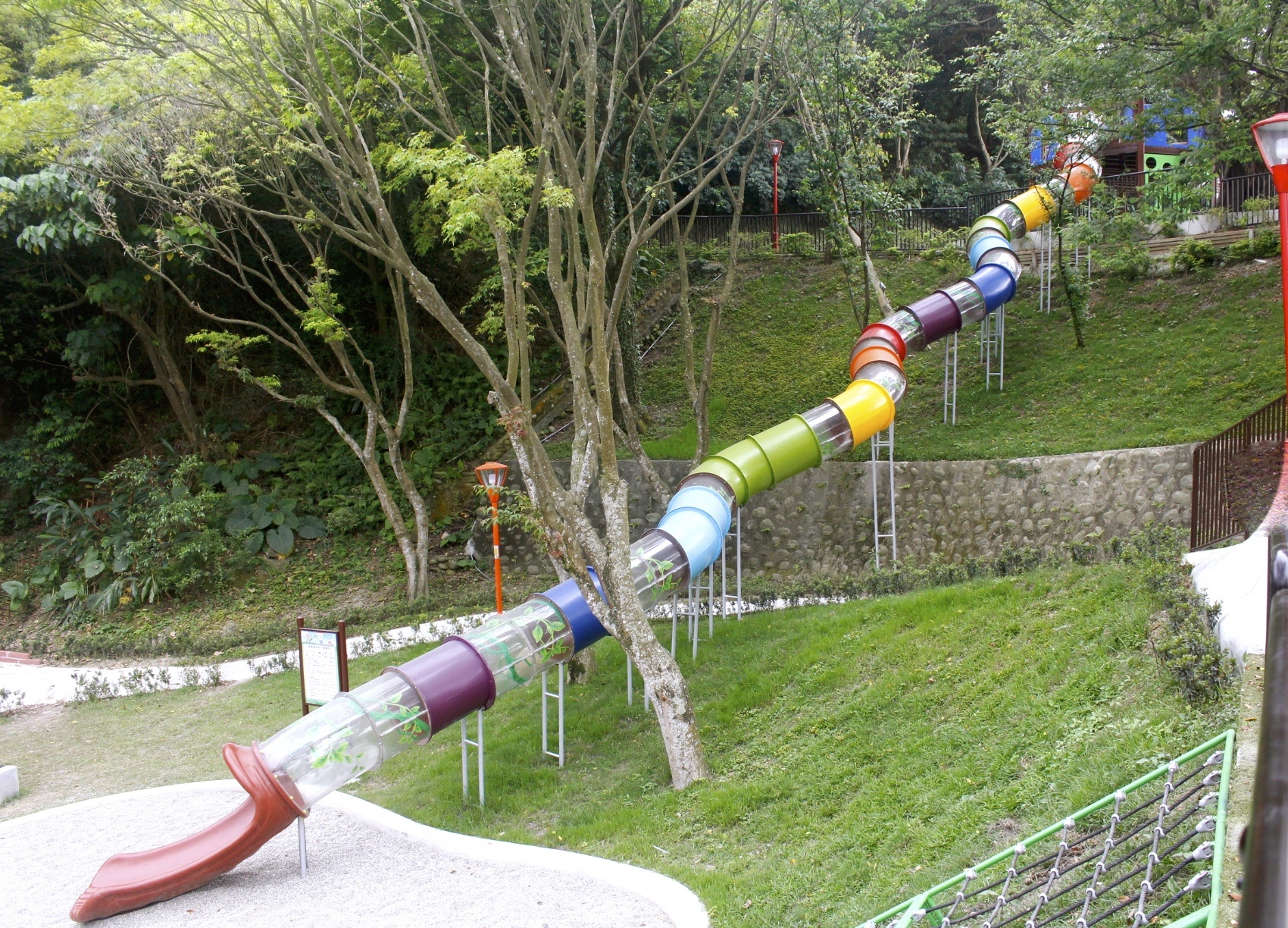 【新北 三峽中山公園】新景點30公尺「彩虹樹藤溜滑梯」。兒童版「跑酷棧道」需俱備小勇氣喔! 【新北 三峽中山公園】新景點30公尺「彩虹樹藤溜滑梯」。兒童版「跑酷棧道」需俱備小勇氣喔!