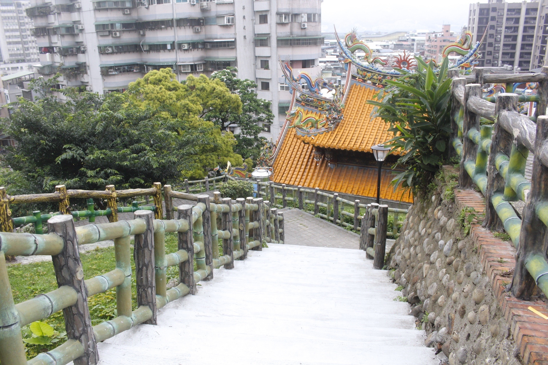 【新北 三峽中山公園】新景點30公尺「彩虹樹藤溜滑梯」。兒童版「跑酷棧道」需俱備小勇氣喔! 【新北 三峽中山公園】新景點30公尺「彩虹樹藤溜滑梯」。兒童版「跑酷棧道」需俱備小勇氣喔!