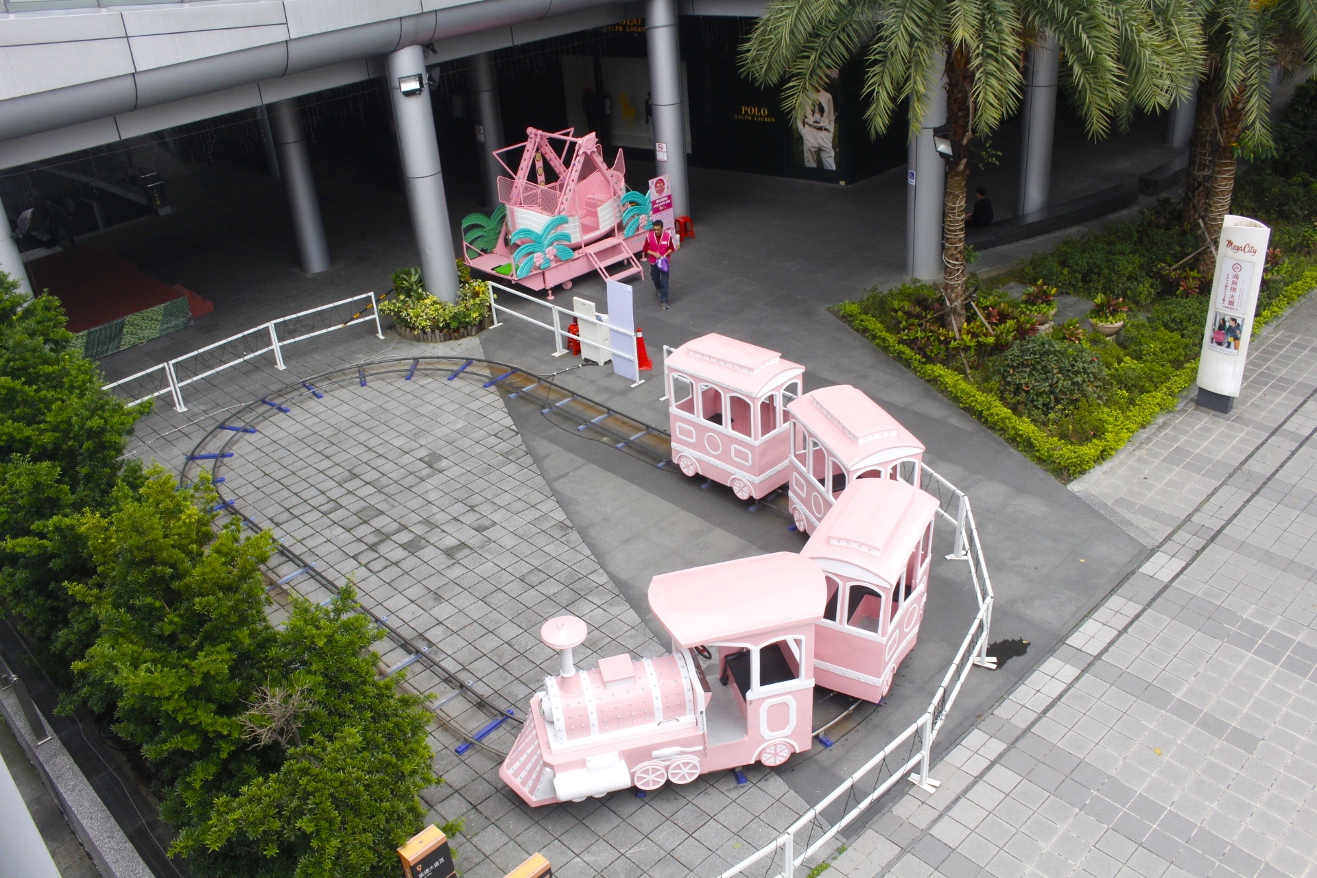 【新北 粉紅嘉年華 Pink Wonderland】遠百Mega City3/15-5/14。少女心噴發的粉紅樂園