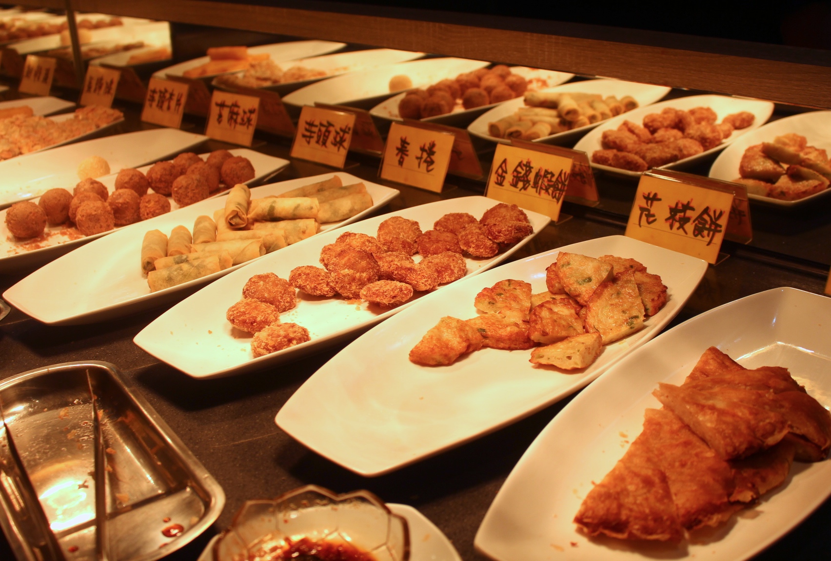 【新北 港龘港式飲茶】歐式自助百匯(泰山店)。平日中午365元吃到飽/附設停車場 【新北 港龘港式飲茶】歐式自助百匯(泰山店)。平日中午365元吃到飽/附設停車場