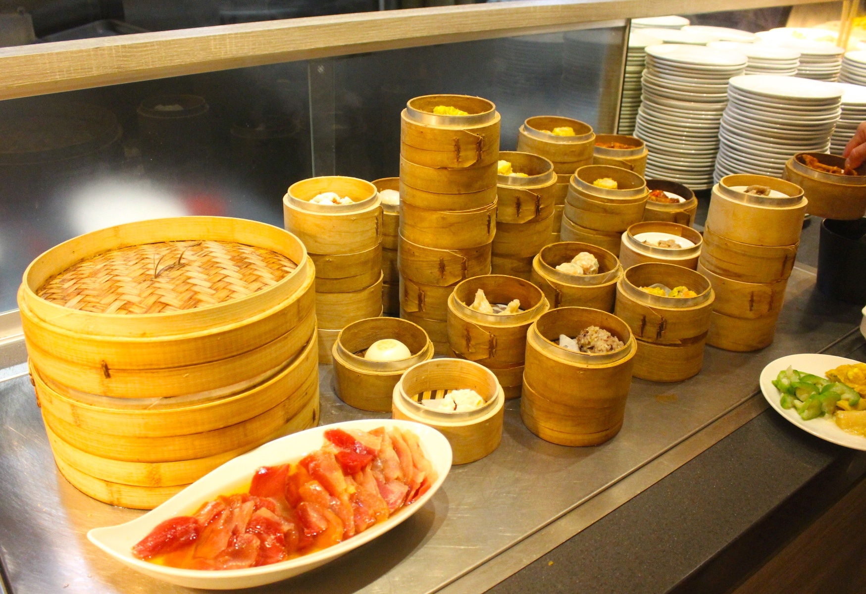 【新北 港龘港式飲茶】歐式自助百匯(泰山店)。平日中午365元吃到飽/附設停車場