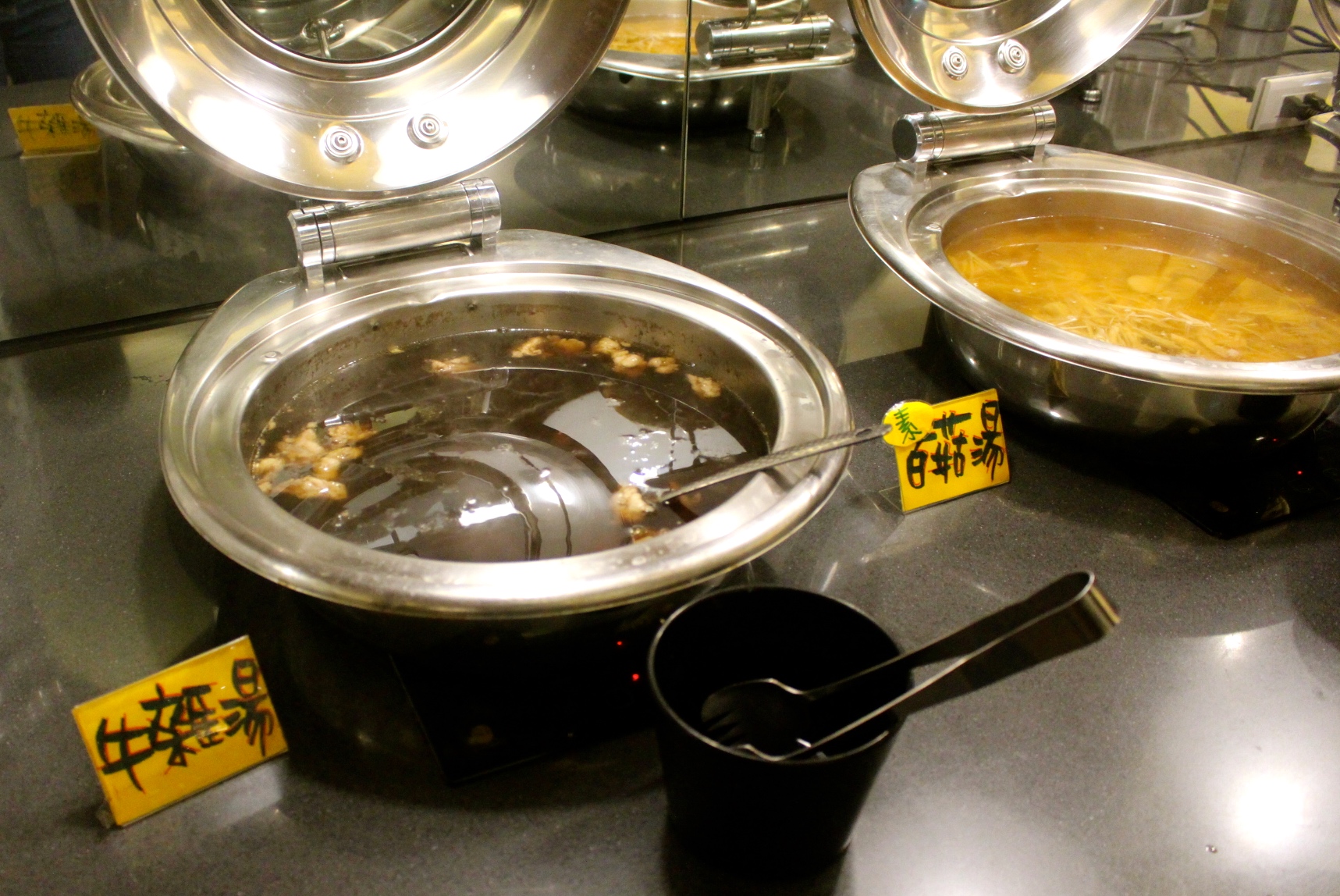 【新北 港龘港式飲茶】歐式自助百匯(泰山店)。平日中午365元吃到飽/附設停車場 【新北 港龘港式飲茶】歐式自助百匯(泰山店)。平日中午365元吃到飽/附設停車場
