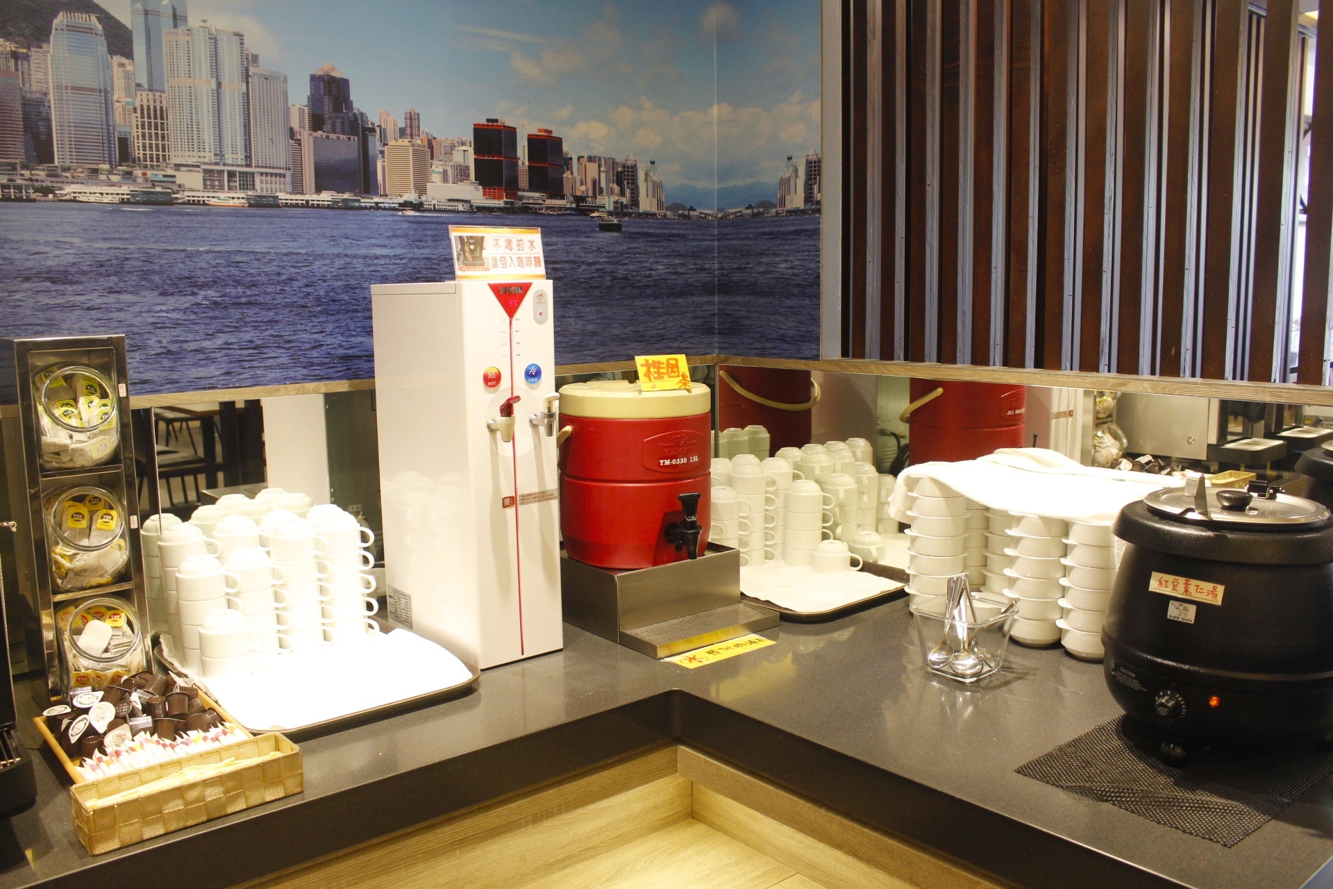 【新北 港龘港式飲茶】歐式自助百匯(泰山店)。平日中午365元吃到飽/附設停車場 【新北 港龘港式飲茶】歐式自助百匯(泰山店)。平日中午365元吃到飽/附設停車場