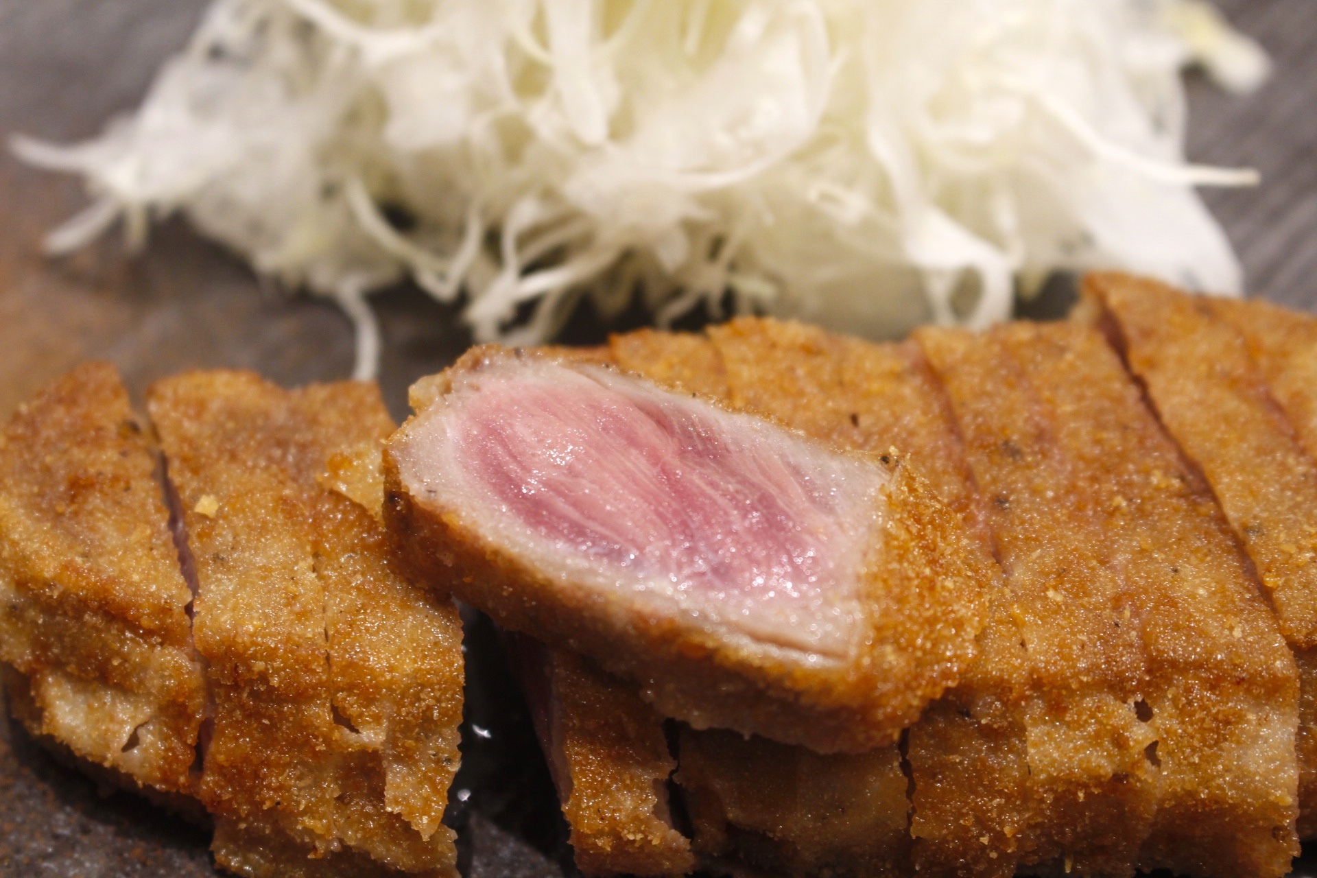 【新北 牛かつもと村】日本超人氣連鎖炸牛排。台灣唯一插旗在林口三井Outlet 【新北 牛かつもと村】日本超人氣連鎖炸牛排。台灣唯一插旗在林口三井Outlet