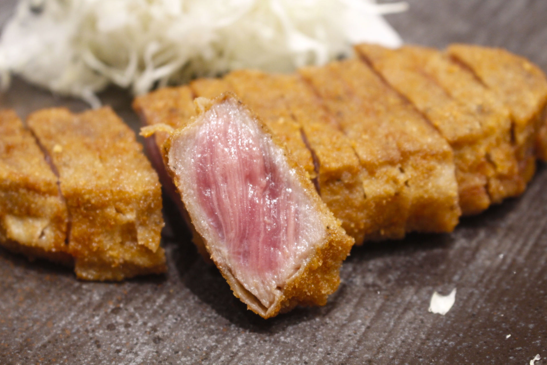 【新北 牛かつもと村】日本超人氣連鎖炸牛排。台灣唯一插旗在林口三井Outlet 【新北 牛かつもと村】日本超人氣連鎖炸牛排。台灣唯一插旗在林口三井Outlet