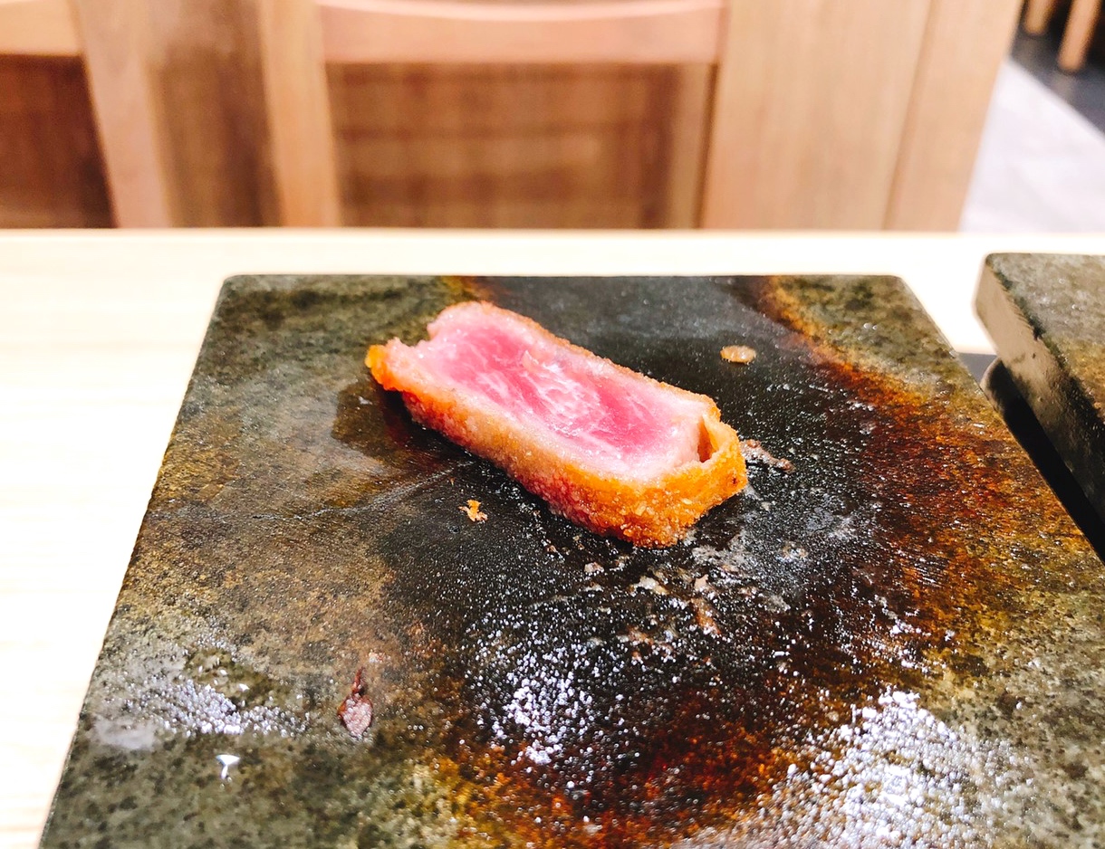 【新北 牛かつもと村】日本超人氣連鎖炸牛排。台灣唯一插旗在林口三井Outlet