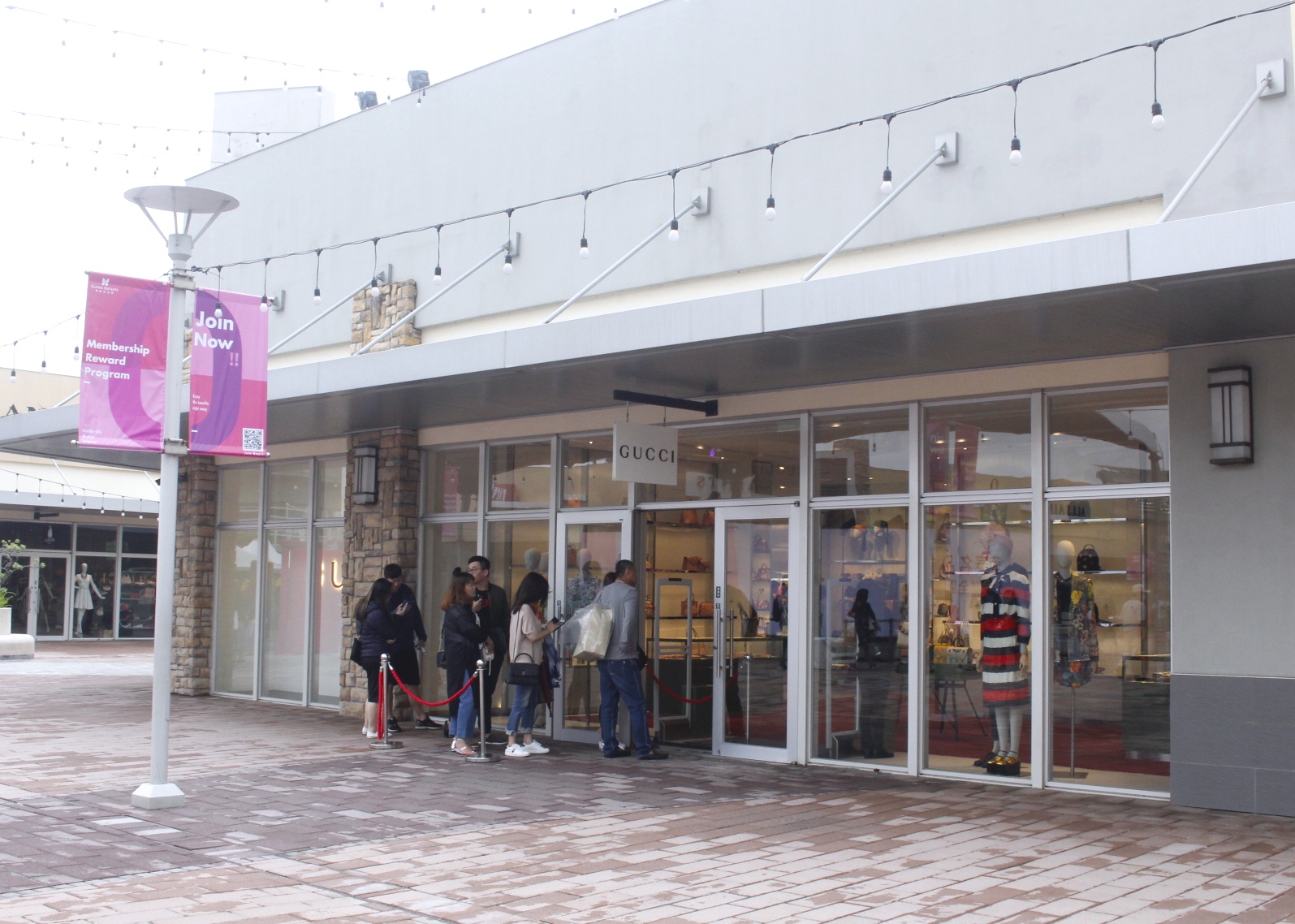 BURBERRY排到天荒地老、人手一袋Charles & Keith BURBERRY排到天荒地老、人手一袋Charles & Keith
